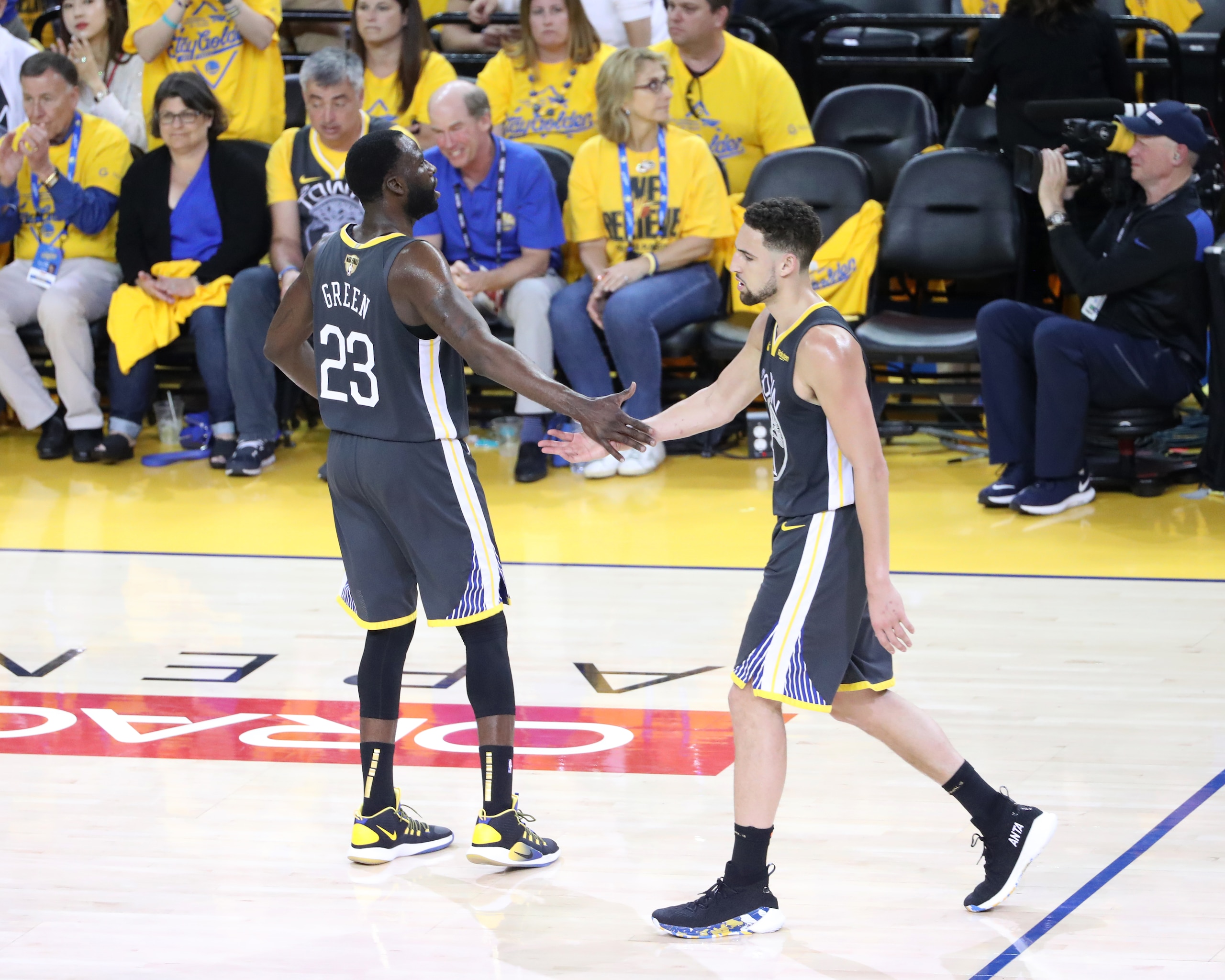 OAKLAND, CA - JUNE 13:  Draymond Green #23 hi-fives Klay Thompson #11 of the Golden State Warriors during Game Six of the NBA Finals on June 13, 2019 at ORACLE Arena in Oakland, California. NOTE TO USER: User expressly acknowledges and agrees that, by downloading and/or using this photograph, user is consenting to the terms and conditions of Getty Images License Agreement. Mandatory Copyright Notice: Copyright 2019 NBAE (Photo by Joe Murphy/NBAE via Getty Images)