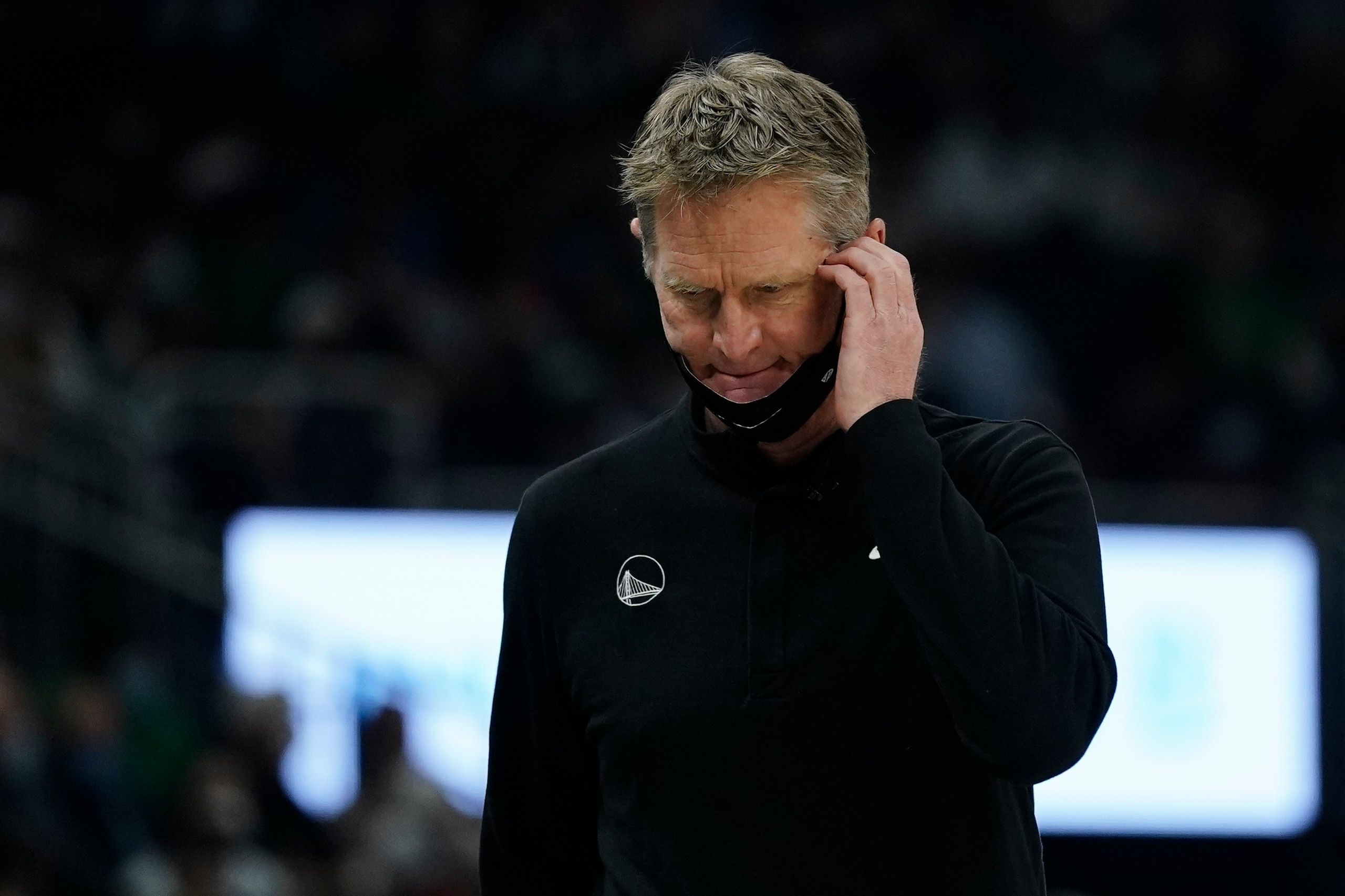 Golden State Warriors head coach Steve Kerr sctarches his head during the first half of an NBA basketball game against the Milwaukee Bucks Thursday, Jan. 13, 2022, in Milwaukee. (AP Photo/Morry Gash)