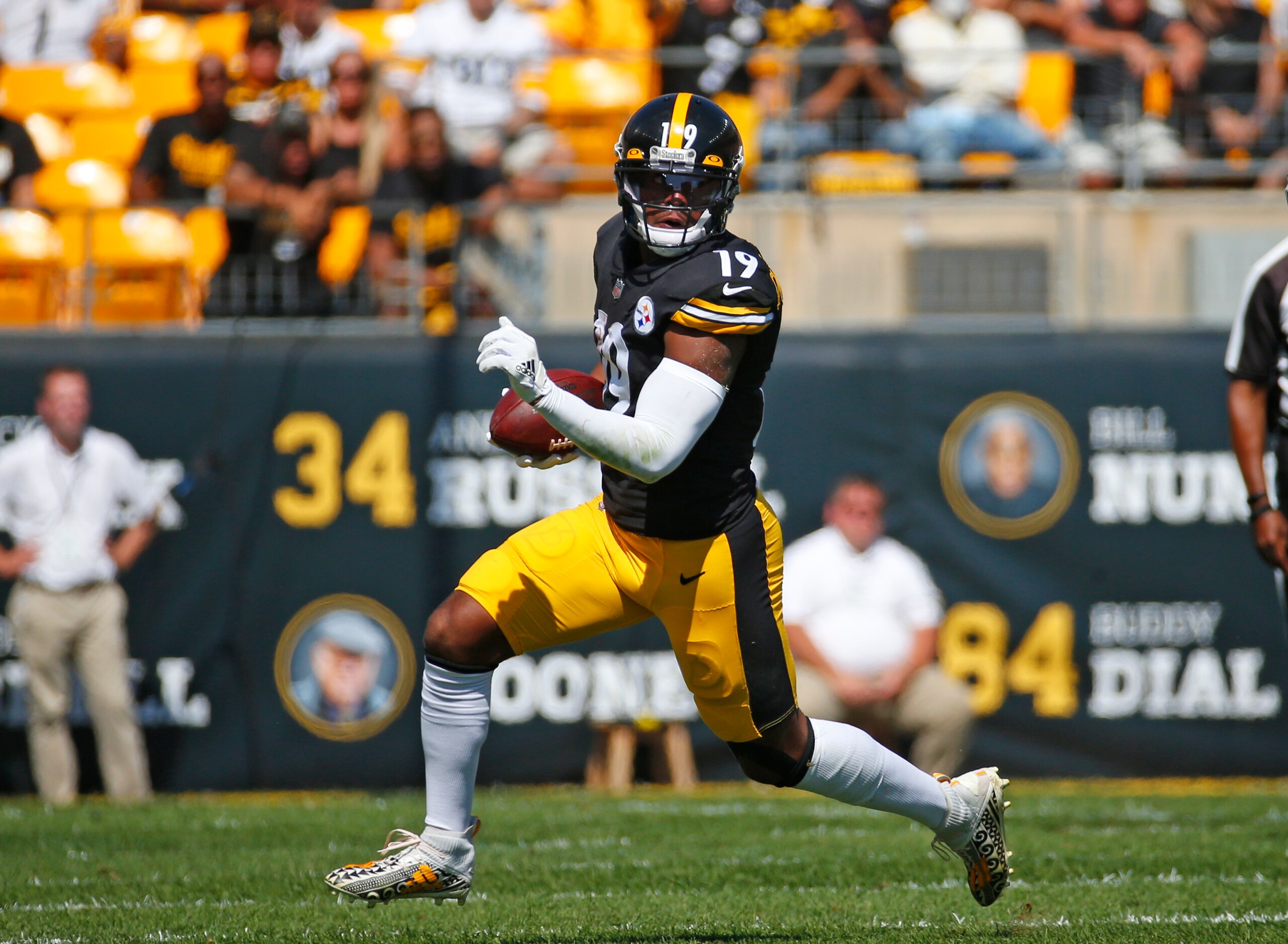 PITTSBURGH, PA - SEPTEMBER 19:  JuJu Smith-Schuster #19 of the Pittsburgh Steelers in action against the Las Vegas Raiders on September 19, 2021 at Heinz Field in Pittsburgh, Pennsylvania.  (Photo by Justin K. Aller/Getty Images)