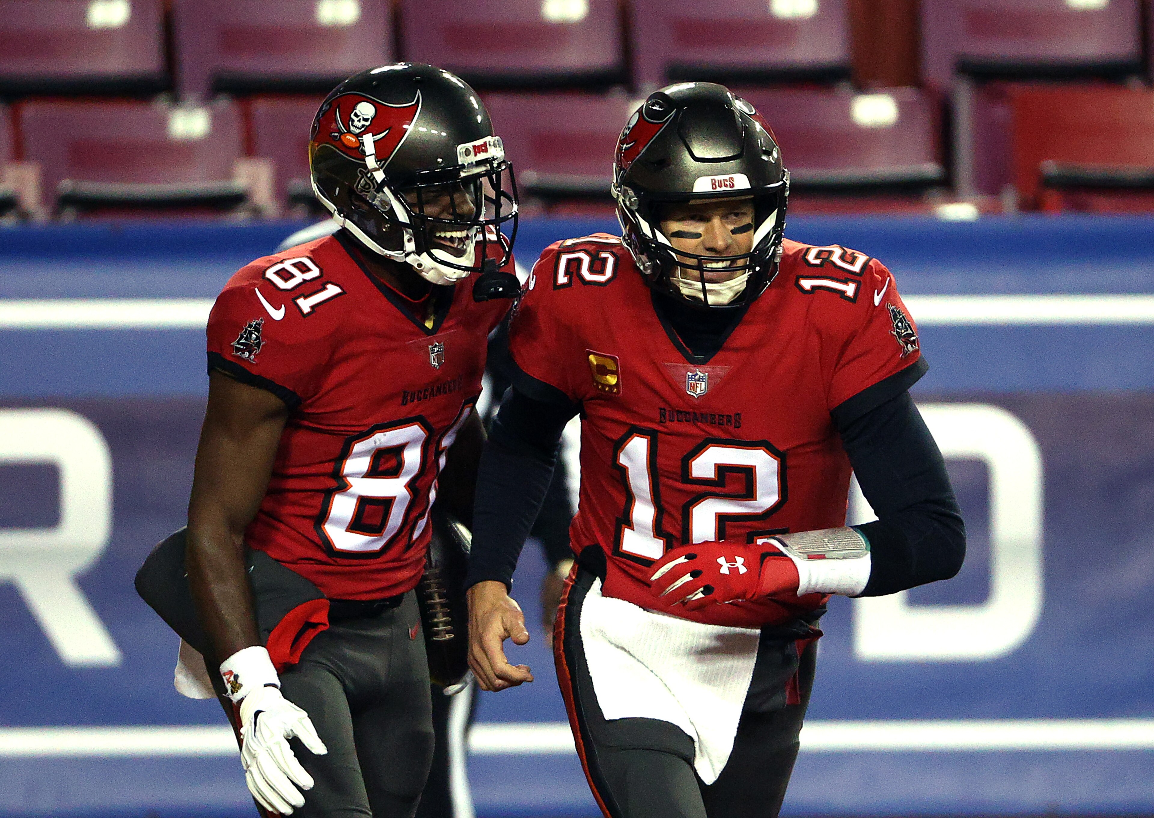 LANDOVER, MARYLAND - JANUARY 09:  Quarterback Tom Brady #12 of the Tampa Bay Buccaneers congratulates wide receiver Antonio Brown #81 after a touchdown during the 1st quarter of the game against the Washington Football Team at FedExField on January 09, 2021 in Landover, Maryland. (Photo by Patrick Smith/Getty Images)
