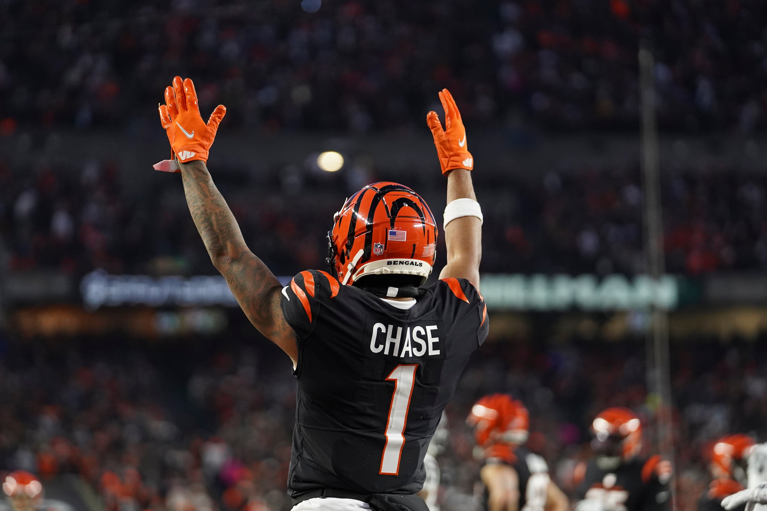 Ja'Marr Chase, de los Bengals de Cincinnati, festeja un touchdown logrado por su compañero Tyler Boyd en el partido de comodines de la Conferencia Americana ante los Raiders de Las Vegas, el sábado 15 de enero de 2022 (AP Foto/Jeff Dean)