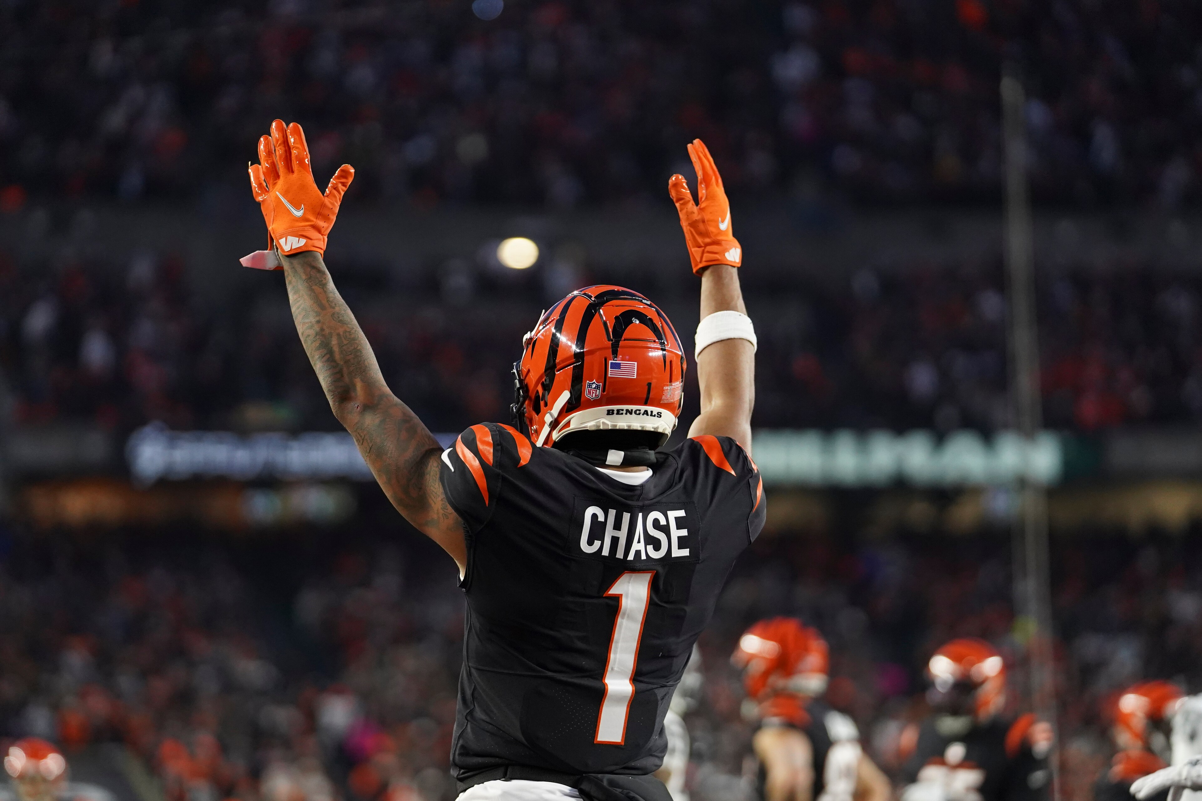 Ja'Marr Chase, de los Bengals de Cincinnati, festeja un touchdown logrado por su compañero Tyler Boyd en el partido de comodines de la Conferencia Americana ante los Raiders de Las Vegas, el sábado 15 de enero de 2022 (AP Foto/Jeff Dean)