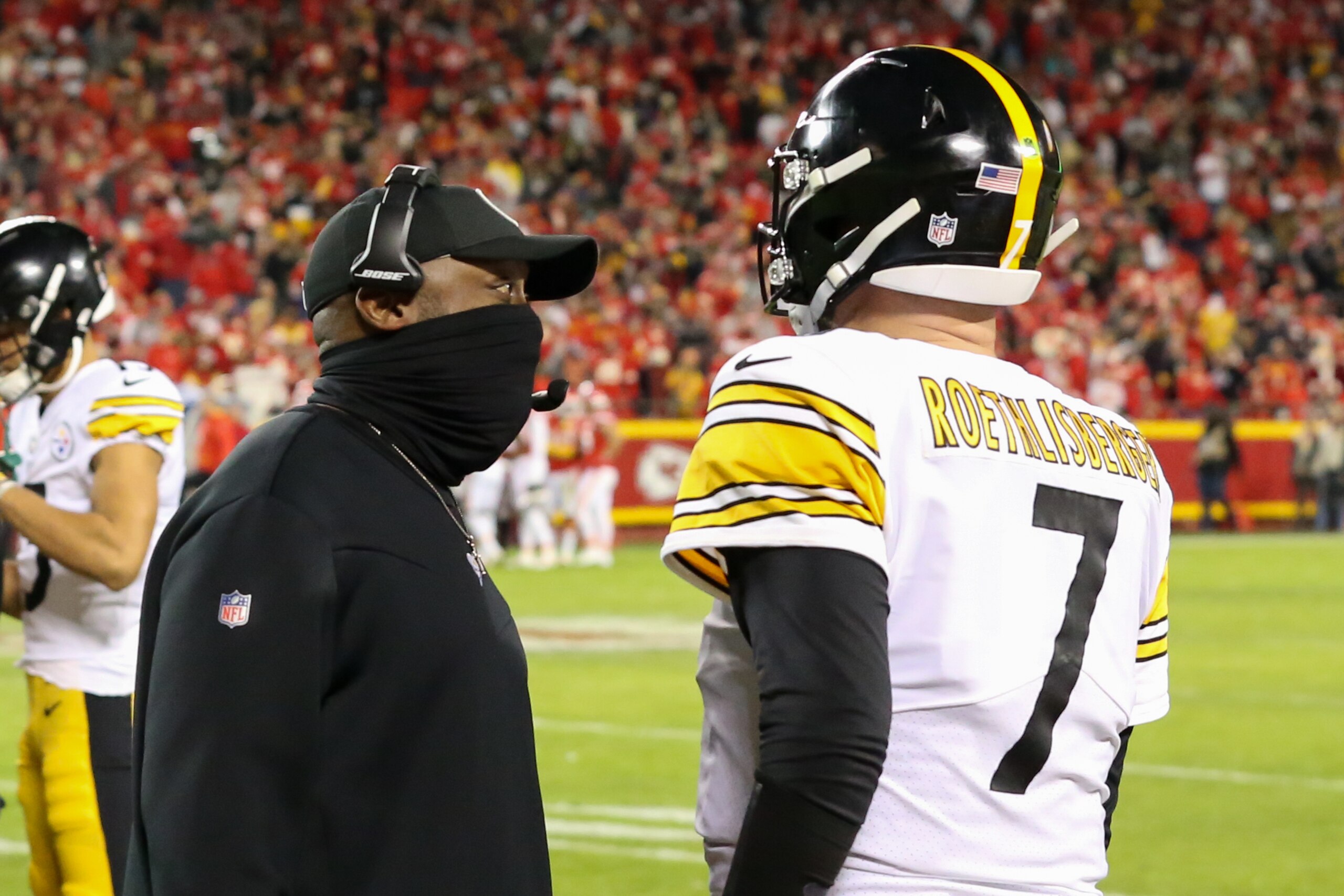 KANSAS CITY, MO - DECEMBER 26: Pittsburgh Steelers head coach Mike Tomlin talks with quarterback Ben Roethlisberger (7) on the sidelines during an NFL game between the Pittsburgh Steelers and Kansas City Chiefs on Dec 26, 2021 at GEHA Field at Arrowhead Stadium in Kansas City, MO. (Photo by Scott Winters/Icon Sportswire via Getty Images)