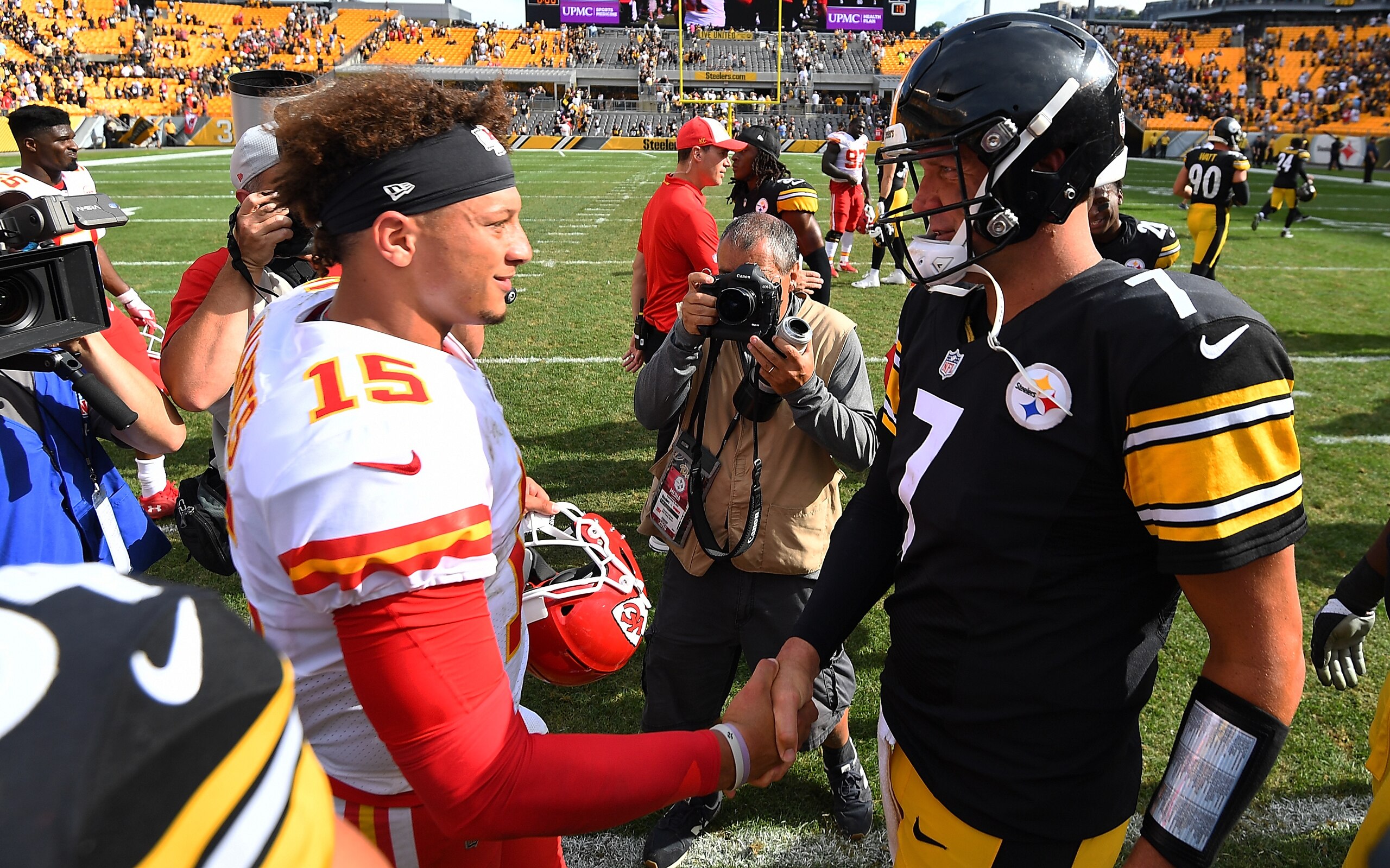 PITTSBURGH, PA - SEPTEMBER 16: Patrick Mahomes #15 of the Kansas City Chiefs shakes hands with Ben Roethlisberger #7 of the Pittsburgh Steelers at the conclusion of a 42-37 Chiefs victory at Heinz Field on September 16, 2018 in Pittsburgh, Pennsylvania. (Photo by Joe Sargent/Getty Images) PITTSBURGH, PA - SEPTEMBER 16: Patrick Mahomes #15 of the Kansas City Chiefs shakes hands with Ben Roethlisberger #7 of the Pittsburgh Steelers at the conclusion of a 42-37 Chiefs victory at Heinz Field on September 16, 2018 in Pittsburgh, Pennsylvania. (Photo by Joe Sargent/Getty Images)