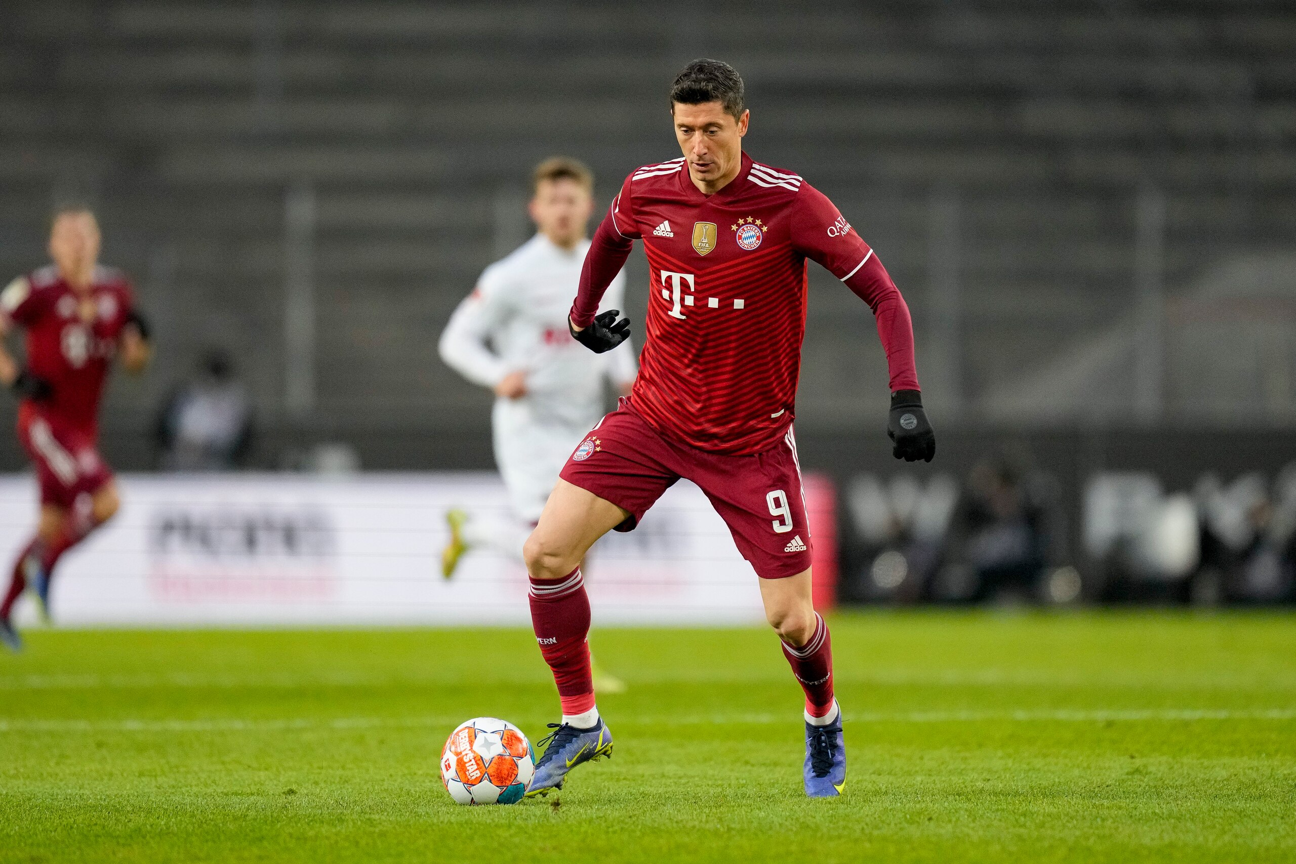 COLOGNE, GERMANY - JANUARY 15: Robert Lewandowski of Bayern Muenchen controls the ball during the Bundesliga match between 1. FC Köln and FC Bayern München at RheinEnergieStadion on January 15, 2022 in Cologne, Germany. (Photo by Alex Gottschalk/DeFodi Images via Getty Images)