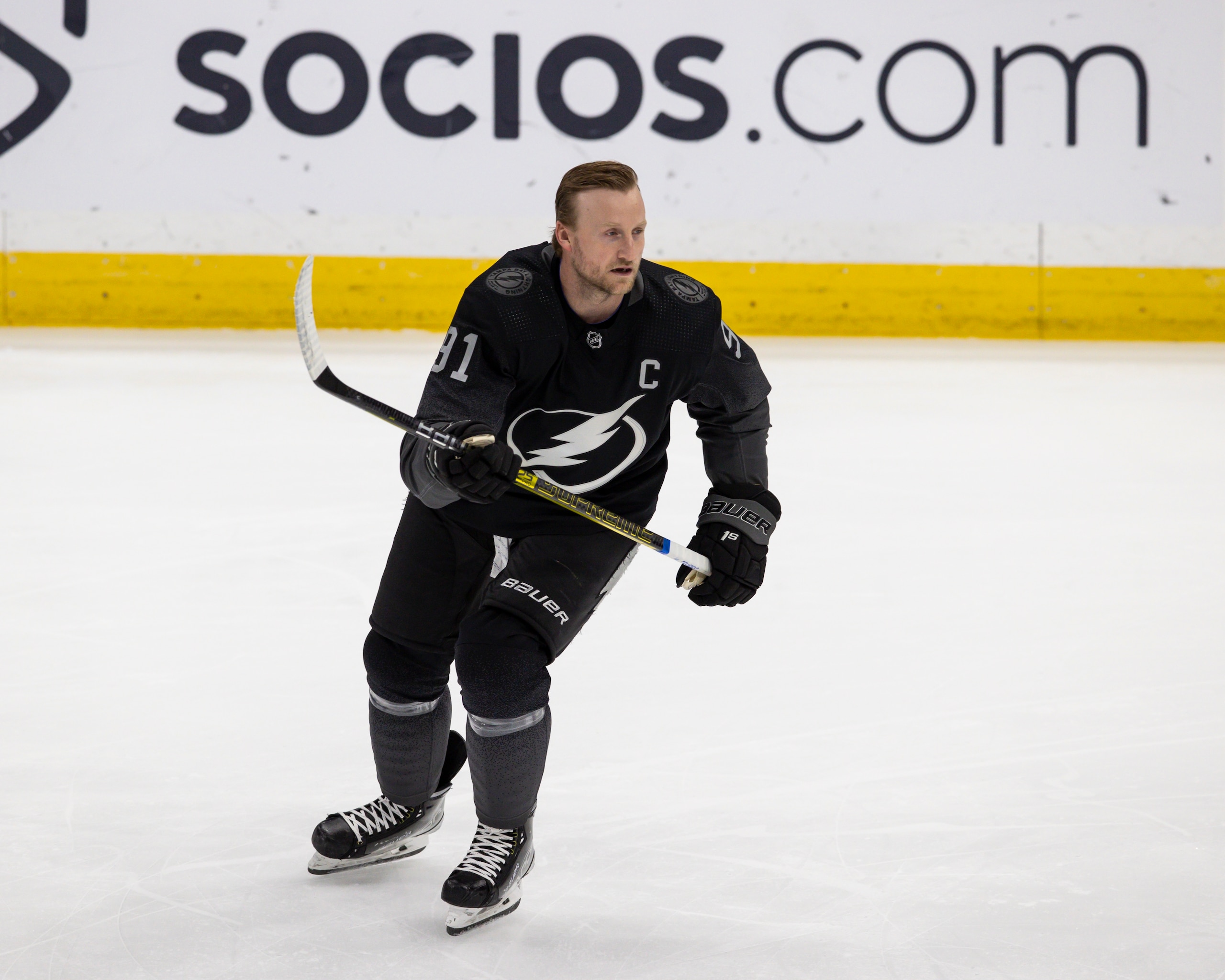 TAMPA, FL - JANUARY 15: Steven Stamkos #91 of the Tampa Bay Lightning gets ready for the game against the Dallas Stars at Amalie Arena on January 15, 2022 in Tampa, Florida. (Photo by Mark LoMoglio/NHLI via Getty Images)