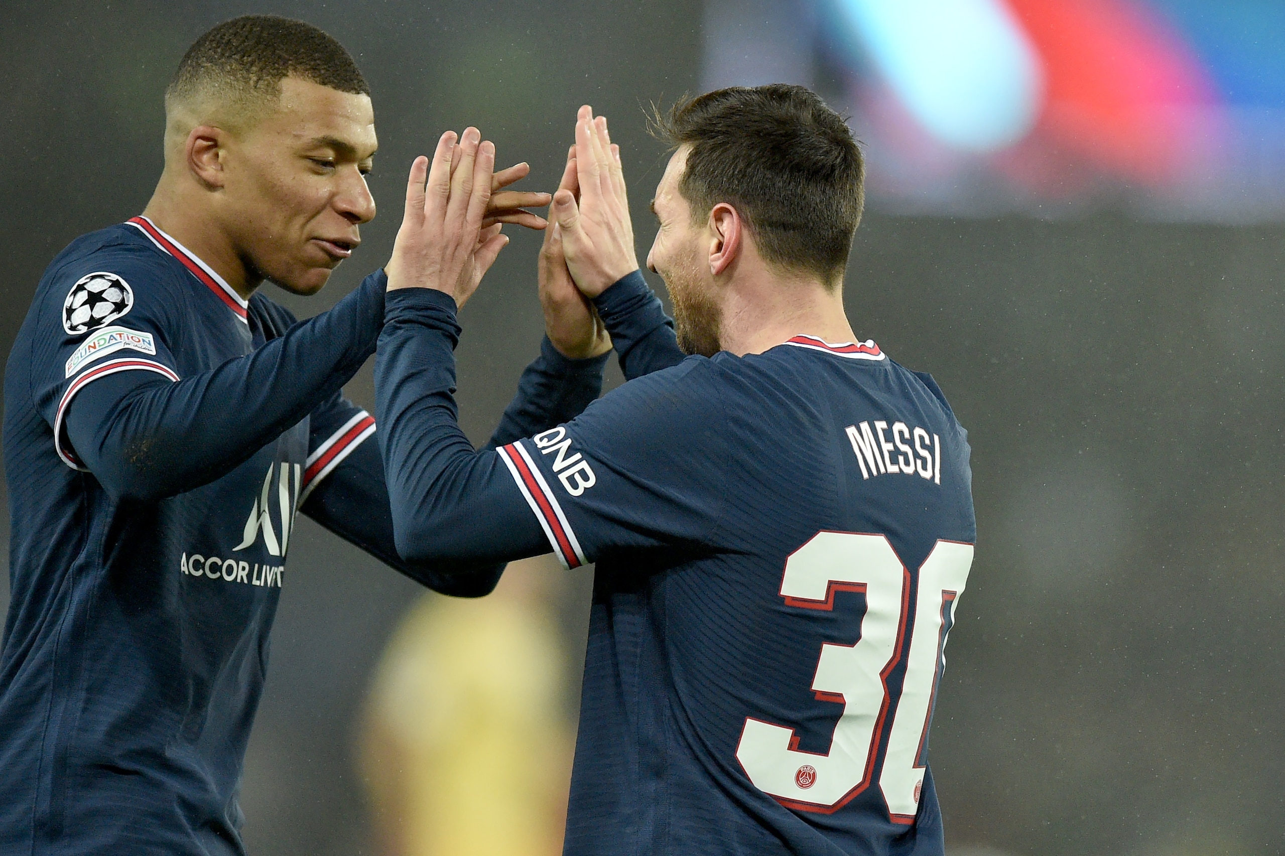 PARIS, FRANCE - DECEMBER 7: Kylian Mbappe and Lionel Messi of Paris Saint-Germain during the UEFA Champions League group A match between Paris Saint-Germain and Club Brugge KV at Parc des Princes on December 7, 2021 in Paris, France. (Photo by Lionel Hahn/Getty Images)