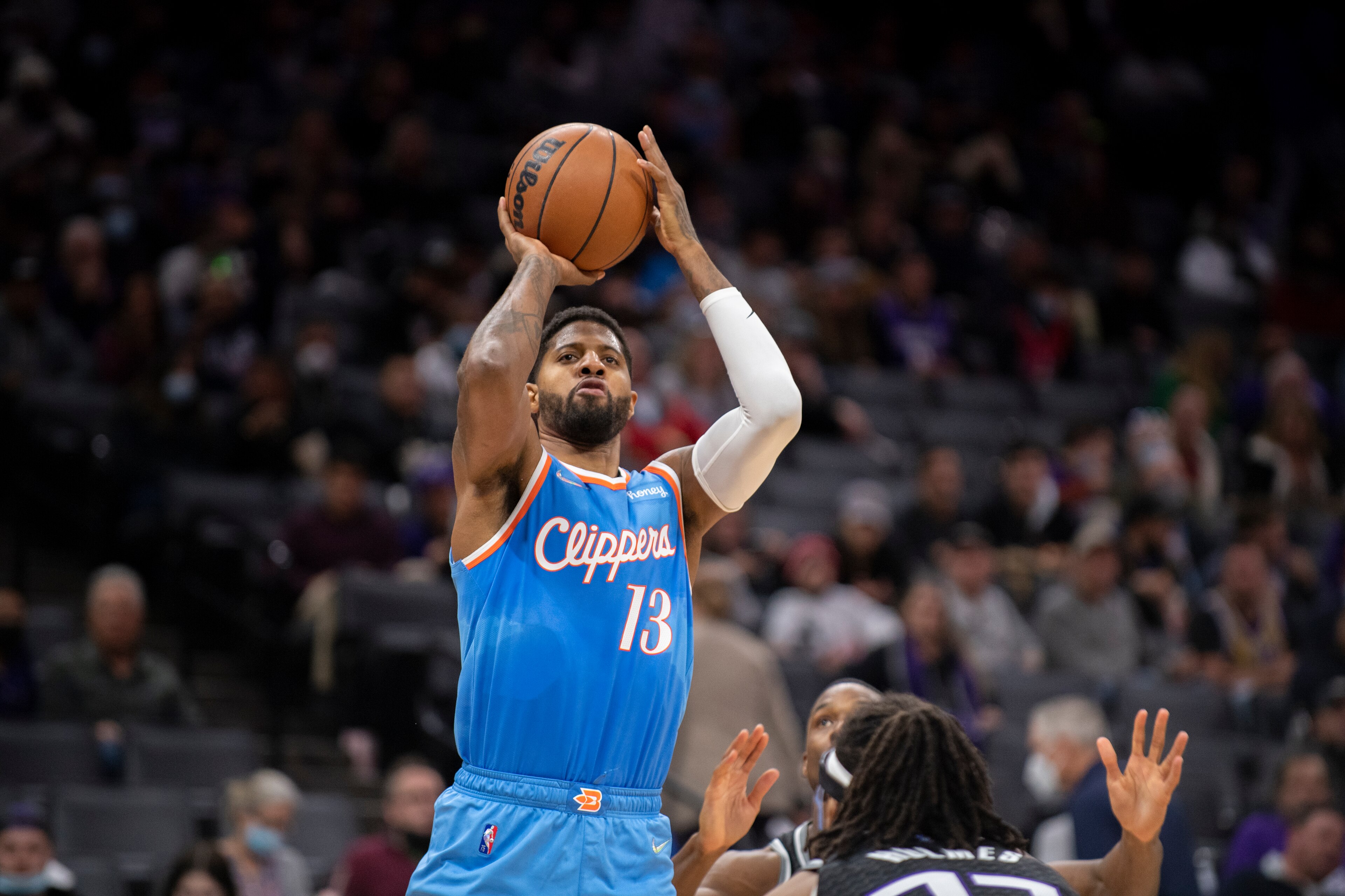 Paul George, base de los Clippers de Los Ángeles, dispara durante un partido ante los Kings de Sacramento, el miércoles 22 de diciembre de 2021 (AP Foto/José Luis Villegas)