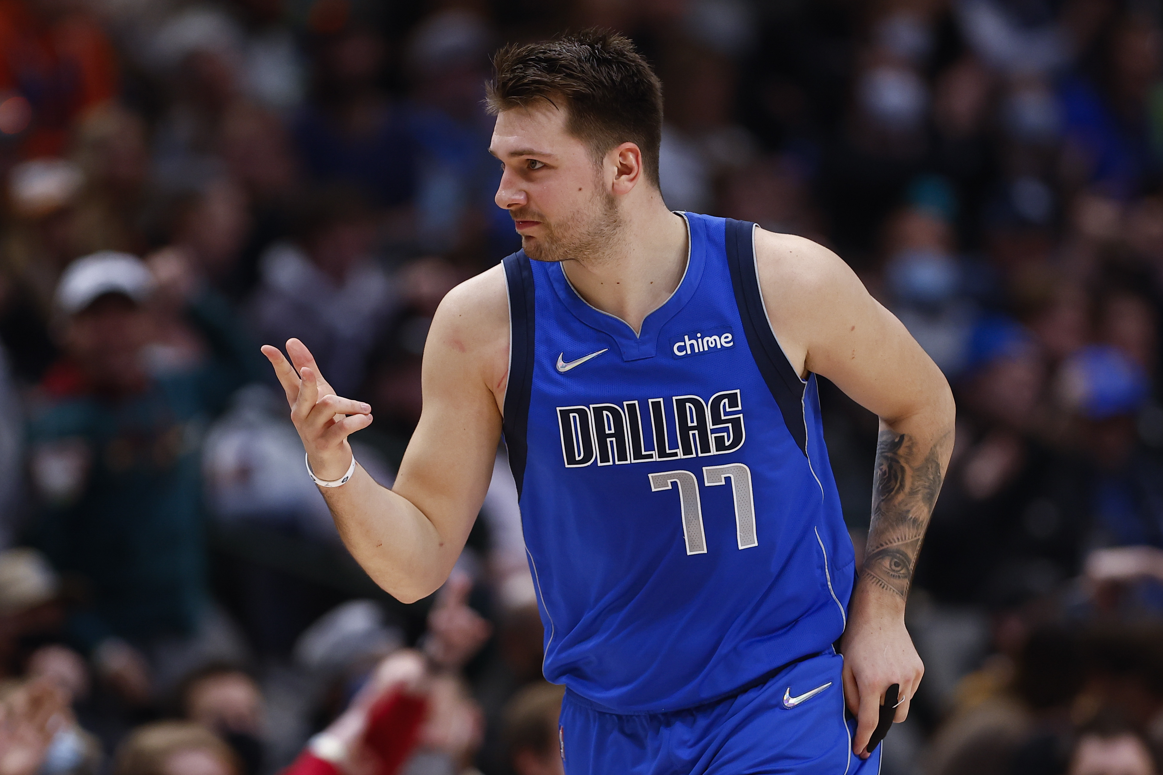 Devin Booker Drops 28 as Suns Rally in 4th Quarter to Top Luka Doncic, Mavs thumbnail