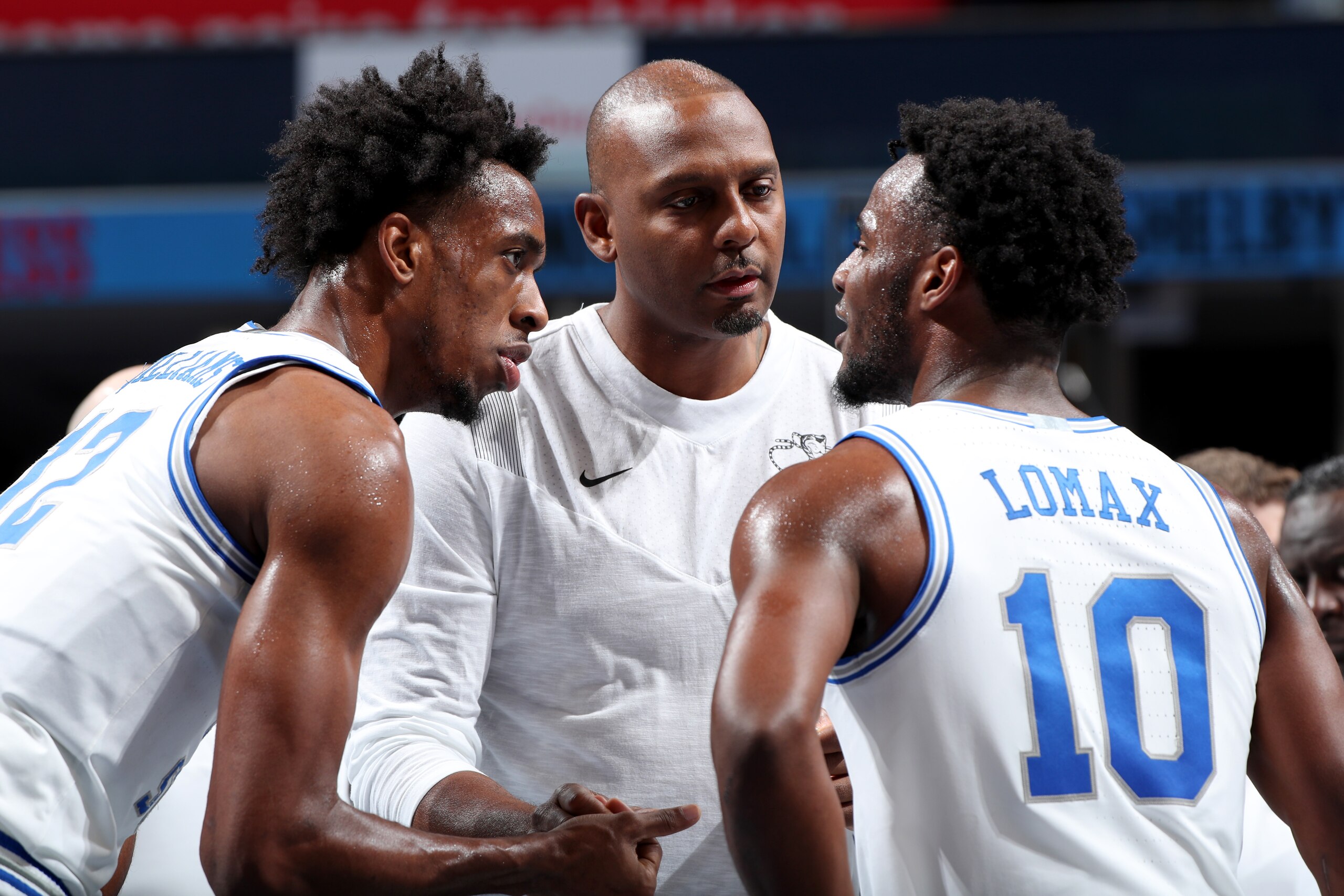 MEMPHIS, TN - DECEMBER 14: Penny Hardaway, head coach of the Memphis Tigers talks with DeAndre Williams #12 and Alex Lomax #10 against the Alabama Crimson Tide during a game on December 14, 2021 at FedExForum in Memphis, Tennessee. Memphis defeated Alabama 92-78. (Photo by Joe Murphy/Getty Images)