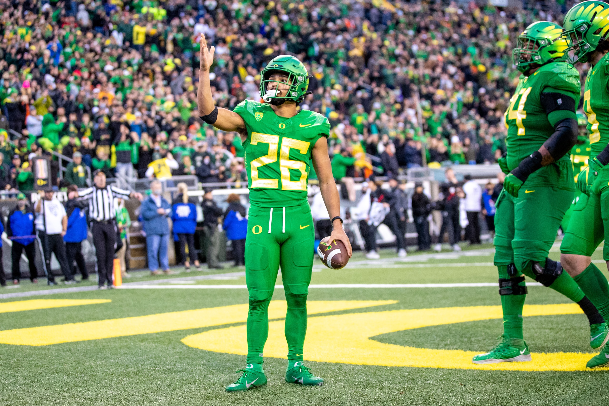 EUGENE, OR - NOVEMBER 27: Travis Dye #26 of the Oregon Ducks runs for a touchdown against the Oregon State Beavers at Autzen Stadium on November 27, 2021 in Eugene, Oregon. (Photo by Tom Hauck/Getty Images) EUGENE, OR - NOVEMBER 27: Travis Dye #26 of the Oregon Ducks runs for a touchdown against the Oregon State Beavers at Autzen Stadium on November 27, 2021 in Eugene, Oregon. (Photo by Tom Hauck/Getty Images)
