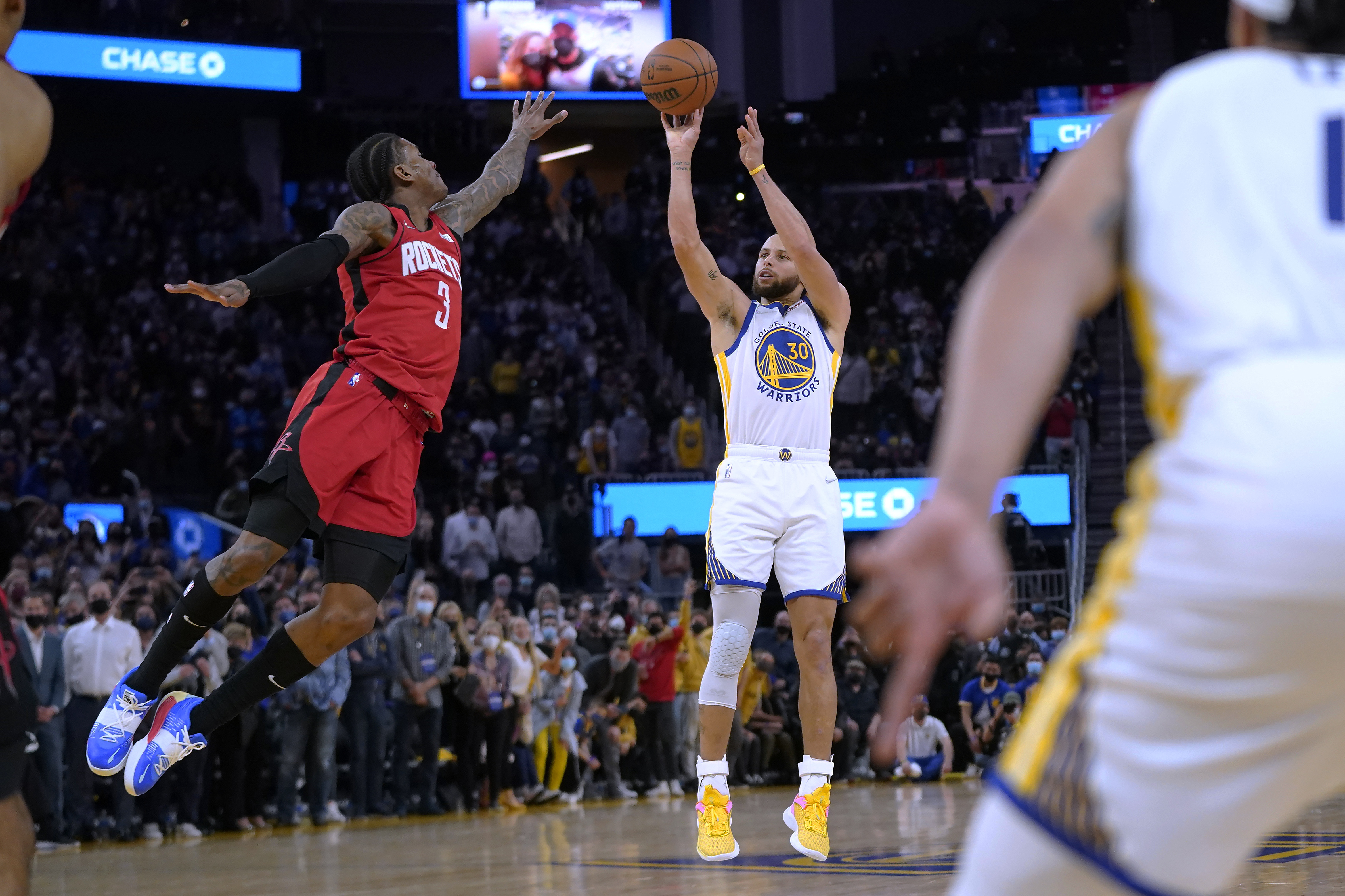 Steph Curry captures first career game-winning buzzer-beater