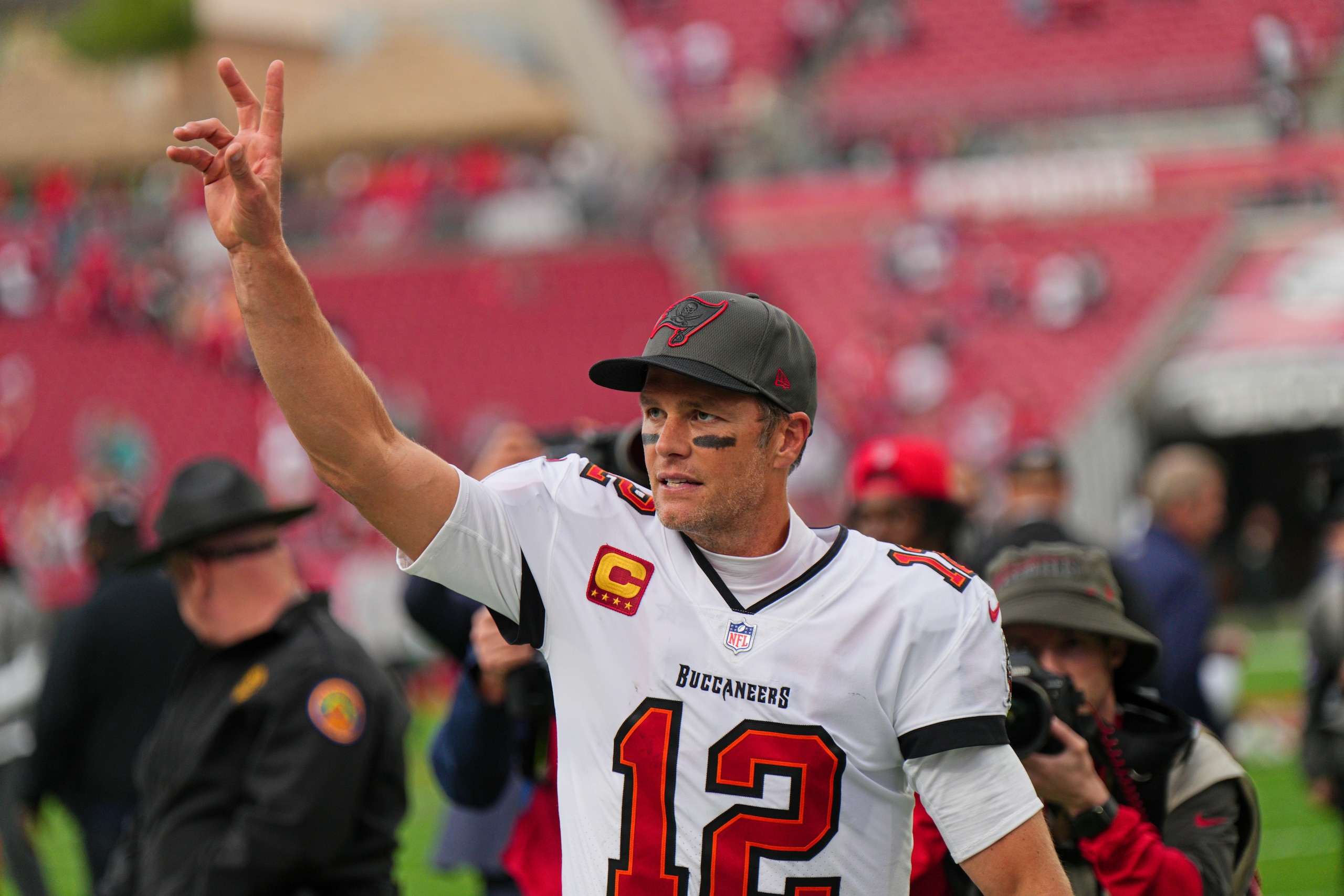 TAMPA, FL - JANUARY 16: Tampa Bay Buccaneers quarterback Tom Brady (12) waves to the crowd during the game between the Philadelphia Eagles and the Tampa Bay Buccaneers on January 16, 2022 at  Raymond James Stadium in Tampa, FL. (Photo by Andy Lewis/Icon Sportswire via Getty Images)
