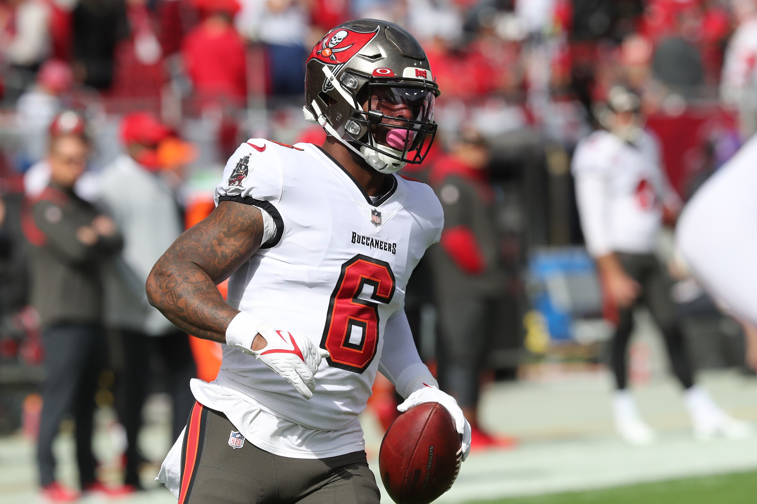 TAMPA, FL - JANUARY 16: Tampa Bay Buccaneers Running Back Le'Veon Bell (6) warms up before the NFL Wild Card game between the Philadelphia Eagles and the Tampa Bay Buccaneers on January 16, 2022 at Raymond James Stadium in Tampa, Florida. (Photo by Cliff Welch/Icon Sportswire via Getty Images)