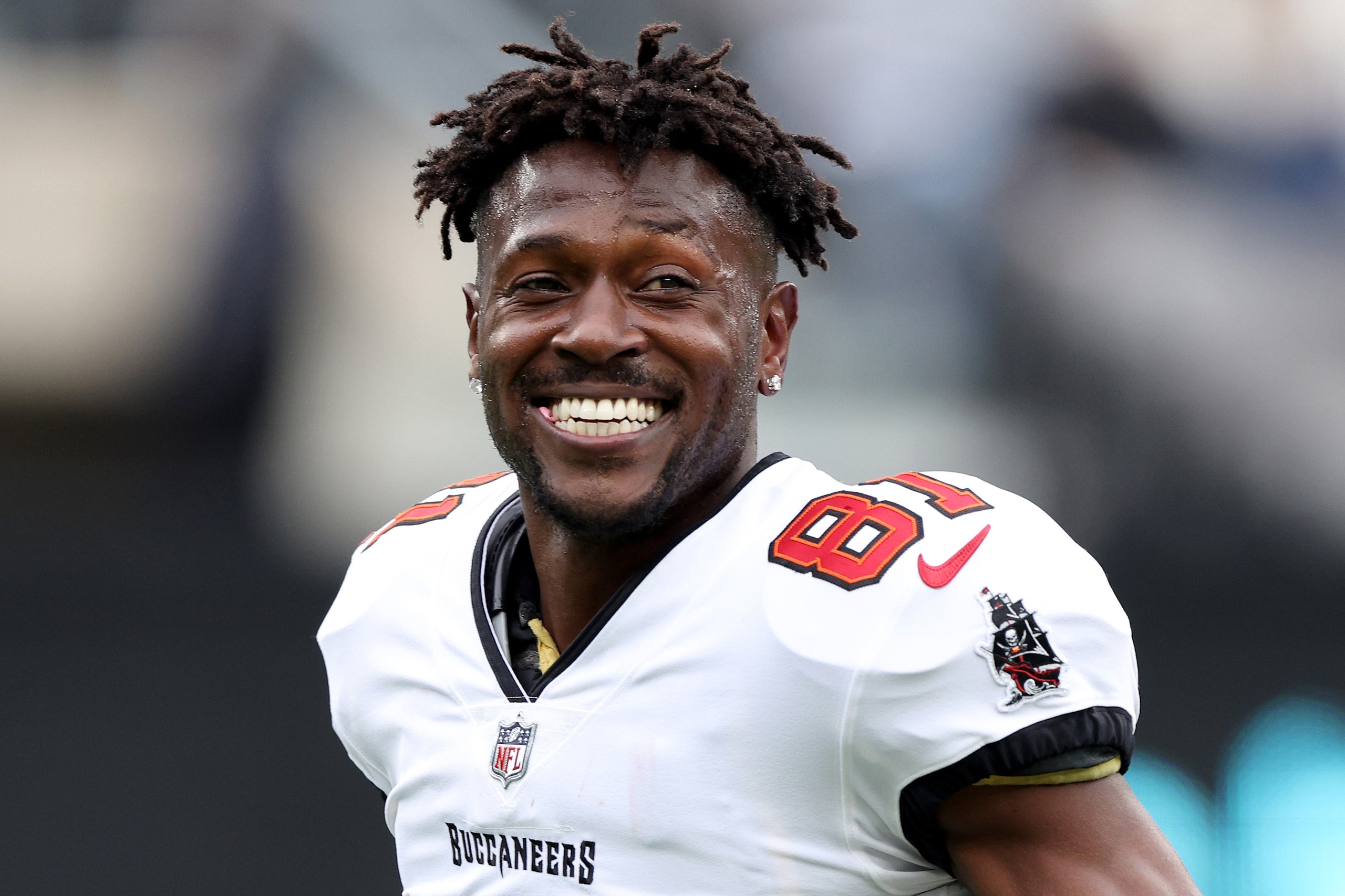 EAST RUTHERFORD, NEW JERSEY - JANUARY 02: Antonio Brown #81 of the Tampa Bay Buccaneers warms up prior to the game against the New York Jets at MetLife Stadium on January 02, 2022 in East Rutherford, New Jersey. (Photo by Elsa/Getty Images) EAST RUTHERFORD, NEW JERSEY - JANUARY 02: Antonio Brown #81 of the Tampa Bay Buccaneers warms up prior to the game against the New York Jets at MetLife Stadium on January 02, 2022 in East Rutherford, New Jersey. (Photo by Elsa/Getty Images)