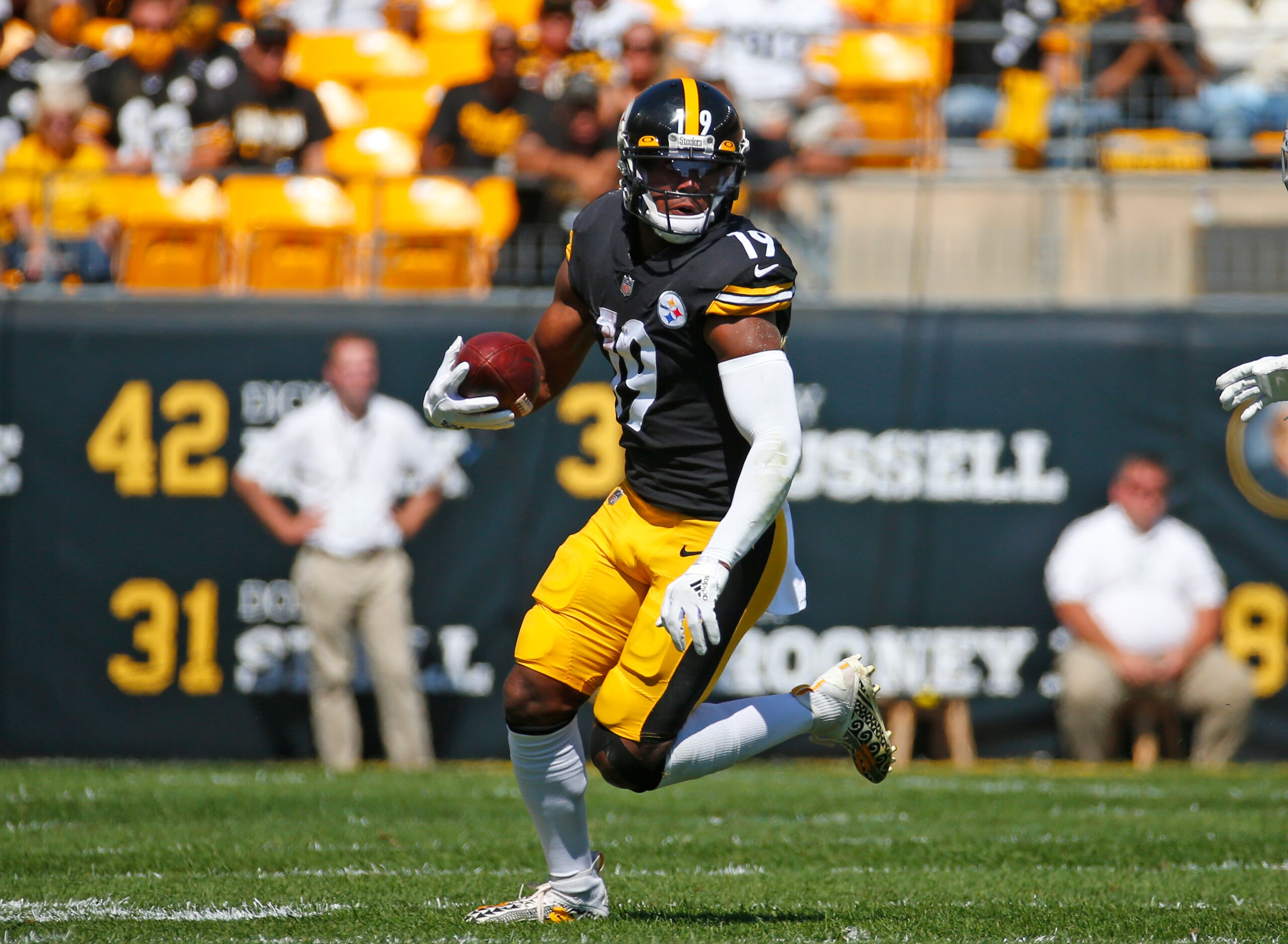 PITTSBURGH, PA - SEPTEMBER 19:  JuJu Smith-Schuster #19 of the Pittsburgh Steelers in action against the Las Vegas Raiders on September 19, 2021 at Heinz Field in Pittsburgh, Pennsylvania.  (Photo by Justin K. Aller/Getty Images)