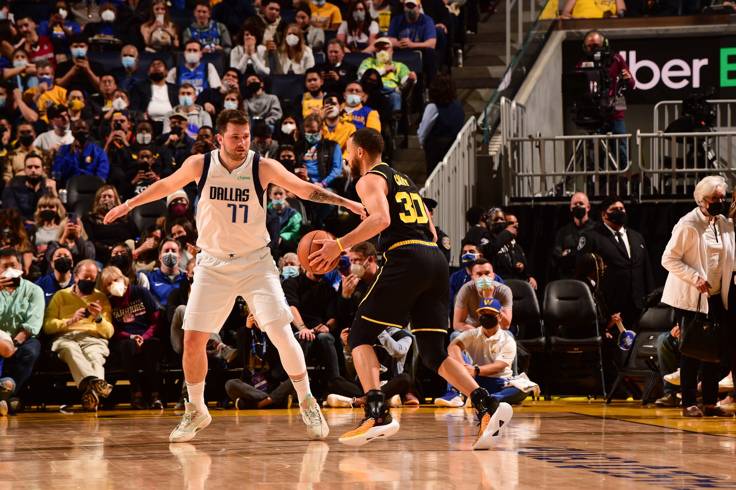 SAN FRANCISCO, CA - JANUARY 25: Luka Doncic #77 of the Dallas Mavericks plays defense as Stephen Curry #30 of the Golden State Warriors handles the ball during the game on January 25, 2022 at Chase Center in San Francisco, California. NOTE TO USER: User expressly acknowledges and agrees that, by downloading and or using this photograph, user is consenting to the terms and conditions of Getty Images License Agreement. Mandatory Copyright Notice: Copyright 2022 NBAE (Photo by Noah Graham/NBAE via Getty Images) SAN FRANCISCO, CA - JANUARY 25: Luka Doncic #77 of the Dallas Mavericks plays defense as Stephen Curry #30 of the Golden State Warriors handles the ball during the game on January 25, 2022 at Chase Center in San Francisco, California. NOTE TO USER: User expressly acknowledges and agrees that, by downloading and or using this photograph, user is consenting to the terms and conditions of Getty Images License Agreement. Mandatory Copyright Notice: Copyright 2022 NBAE (Photo by Noah Graham/NBAE via Getty Images)