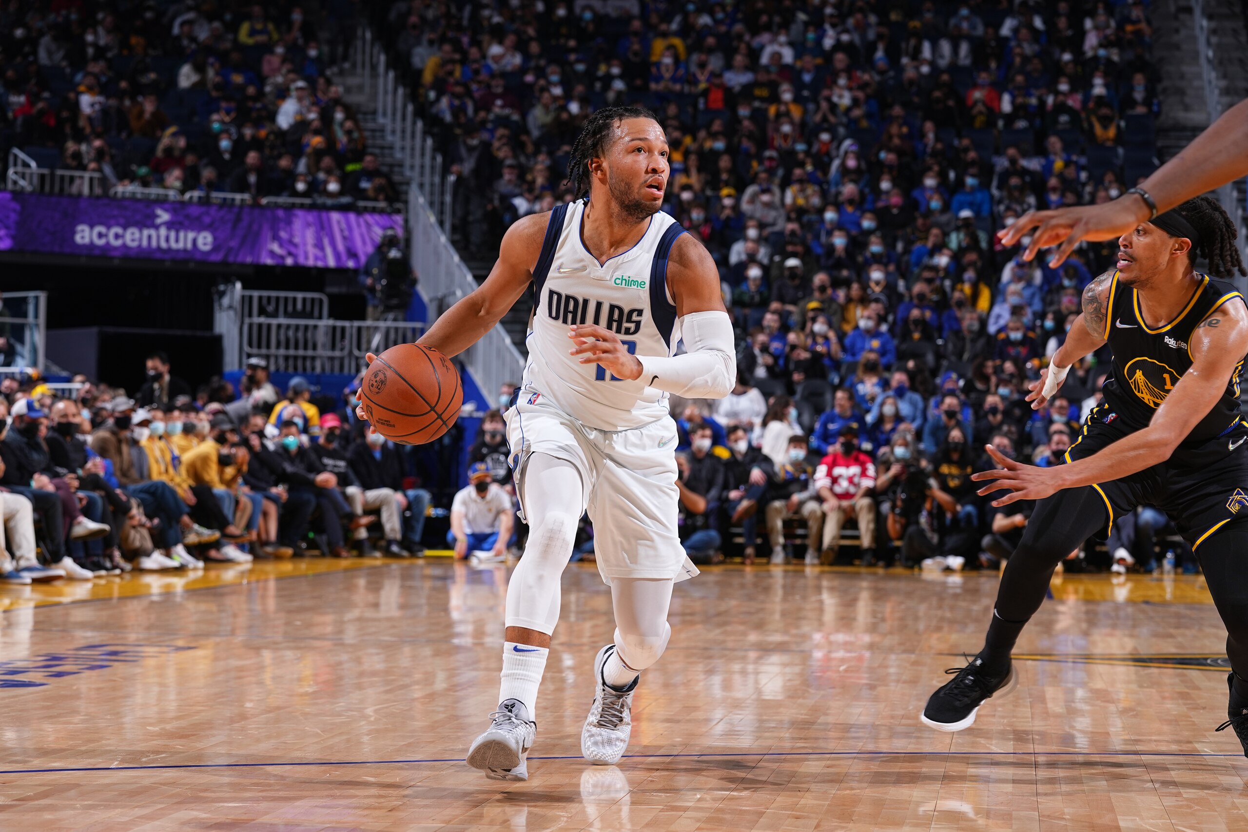 SAN FRANCISCO, CA - JANUARY 25: Jalen Brunson #13 of the Dallas Mavericks handles the ball against the Golden State Warriors on January 25, 2022 at the Chase Center in San Francisco, California. NOTE TO USER: User expressly acknowledges and agrees that, by downloading and/or using this Photograph, user is consenting to the terms and conditions of the Getty Images License Agreement. Mandatory Copyright Notice: Copyright 2022 NBAE (Photo by Garrett Ellwood/NBAE via Getty Images)