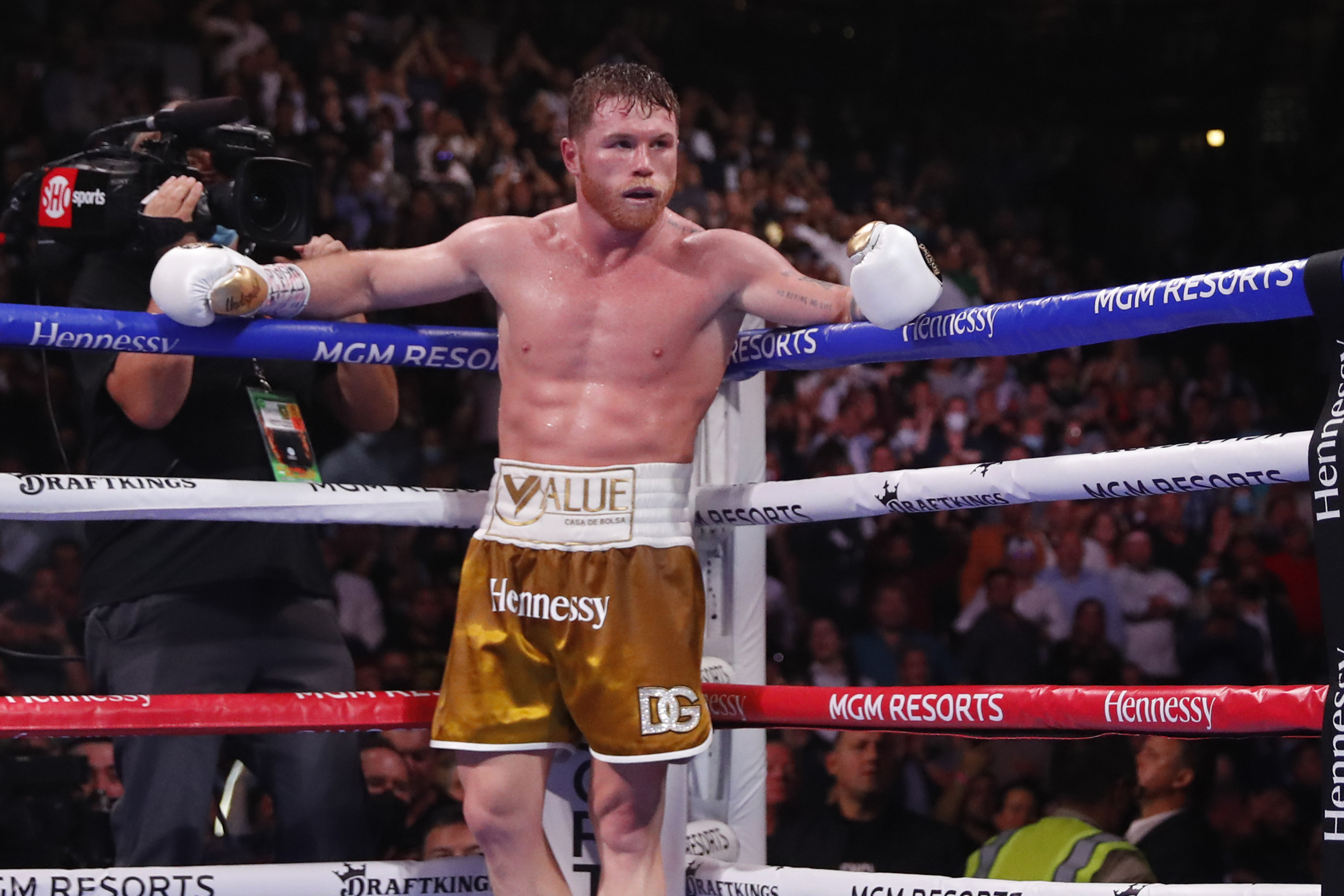 Report: Canelo Alvarez Offered 2-Fight Contract to Face Bivol, Golovkin in 2022 thumbnail