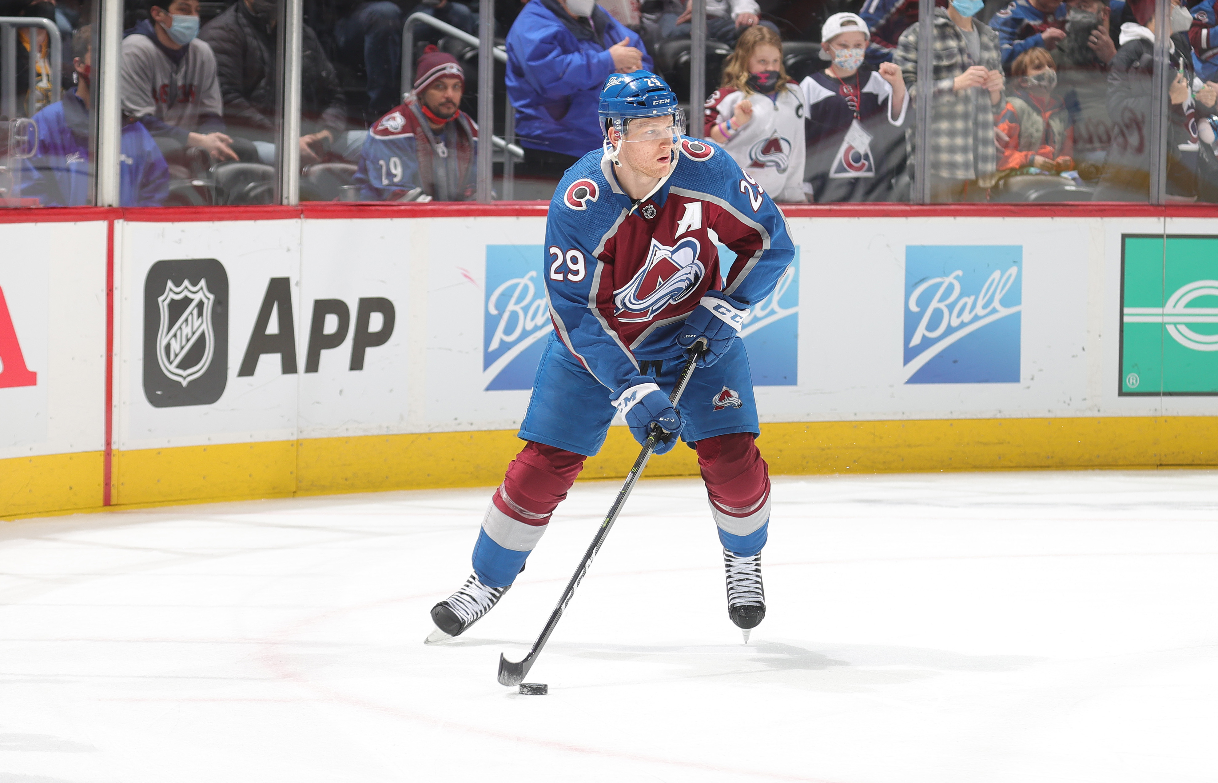 Nathan MacKinnon out 6-8 weeks with broken foot