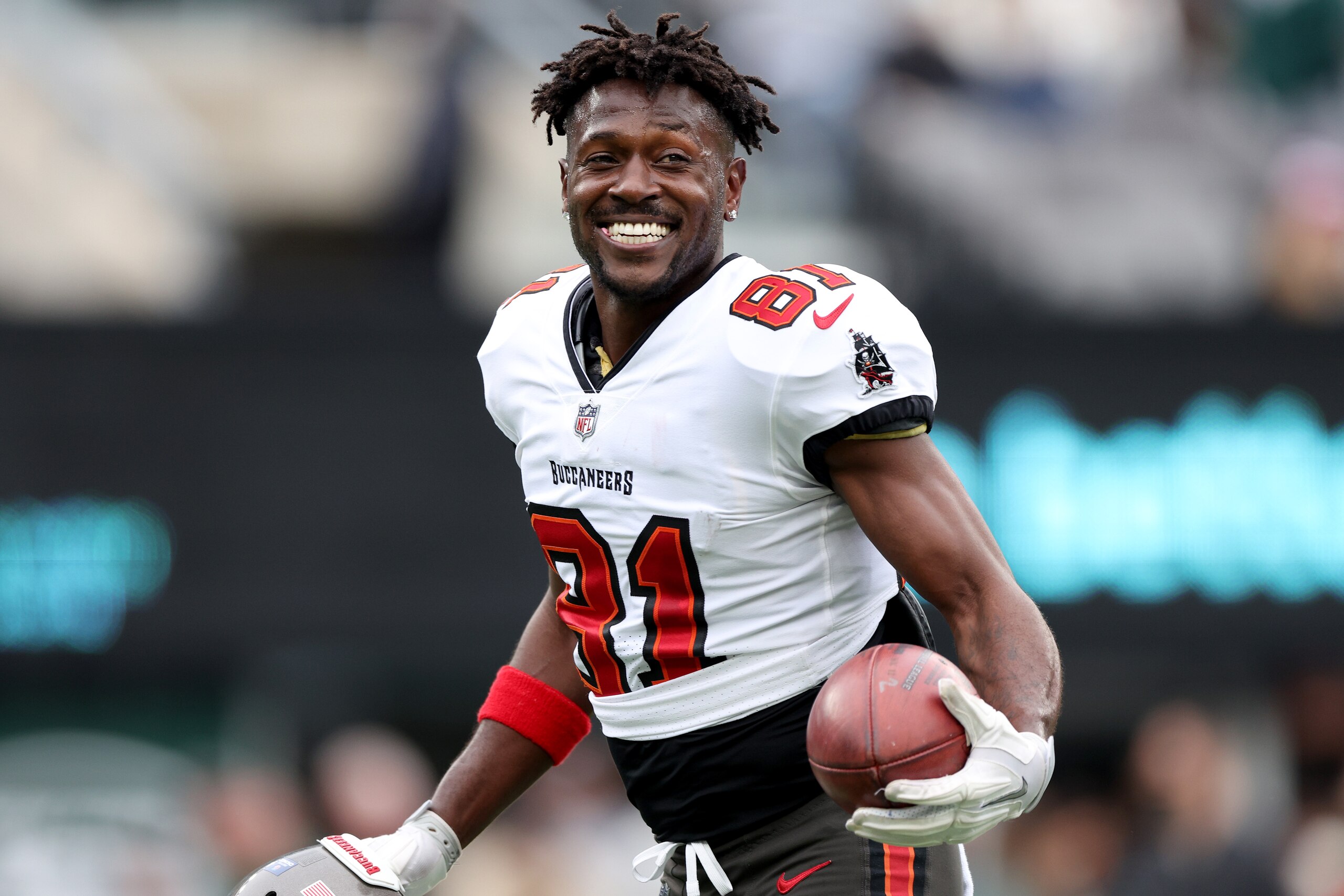 EAST RUTHERFORD, NEW JERSEY - JANUARY 02:  Antonio Brown #81 of the Tampa Bay Buccaneers warms up prior to the game against the New York Jets at MetLife Stadium on January 02, 2022 in East Rutherford, New Jersey. (Photo by Elsa/Getty Images)
