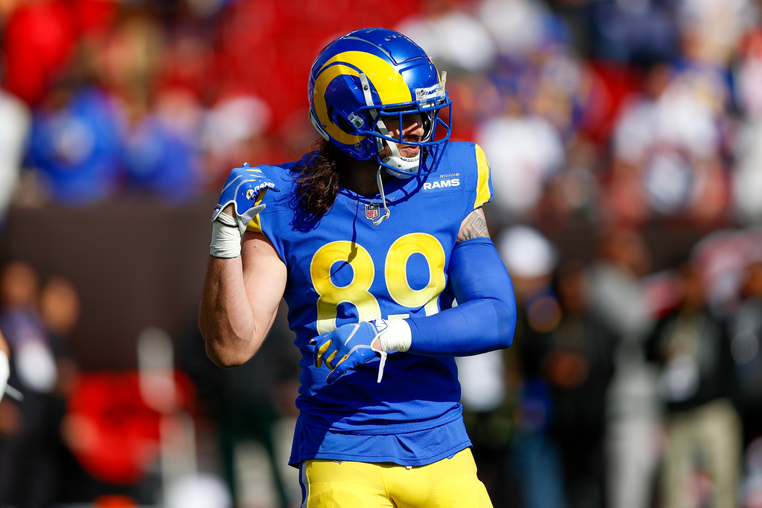 TAMPA, FL - JANUARY 23: Los Angeles Rams tight end Tyler Higbee (89) before the NFC Divisional playoff game between the Los Angeles Rams and the Tampa Bay Buccaneers on January 23, 2022, at Raymond James Stadium in Tampa , FL. (Photo by Jordon Kelly/Icon Sportswire via Getty Images)