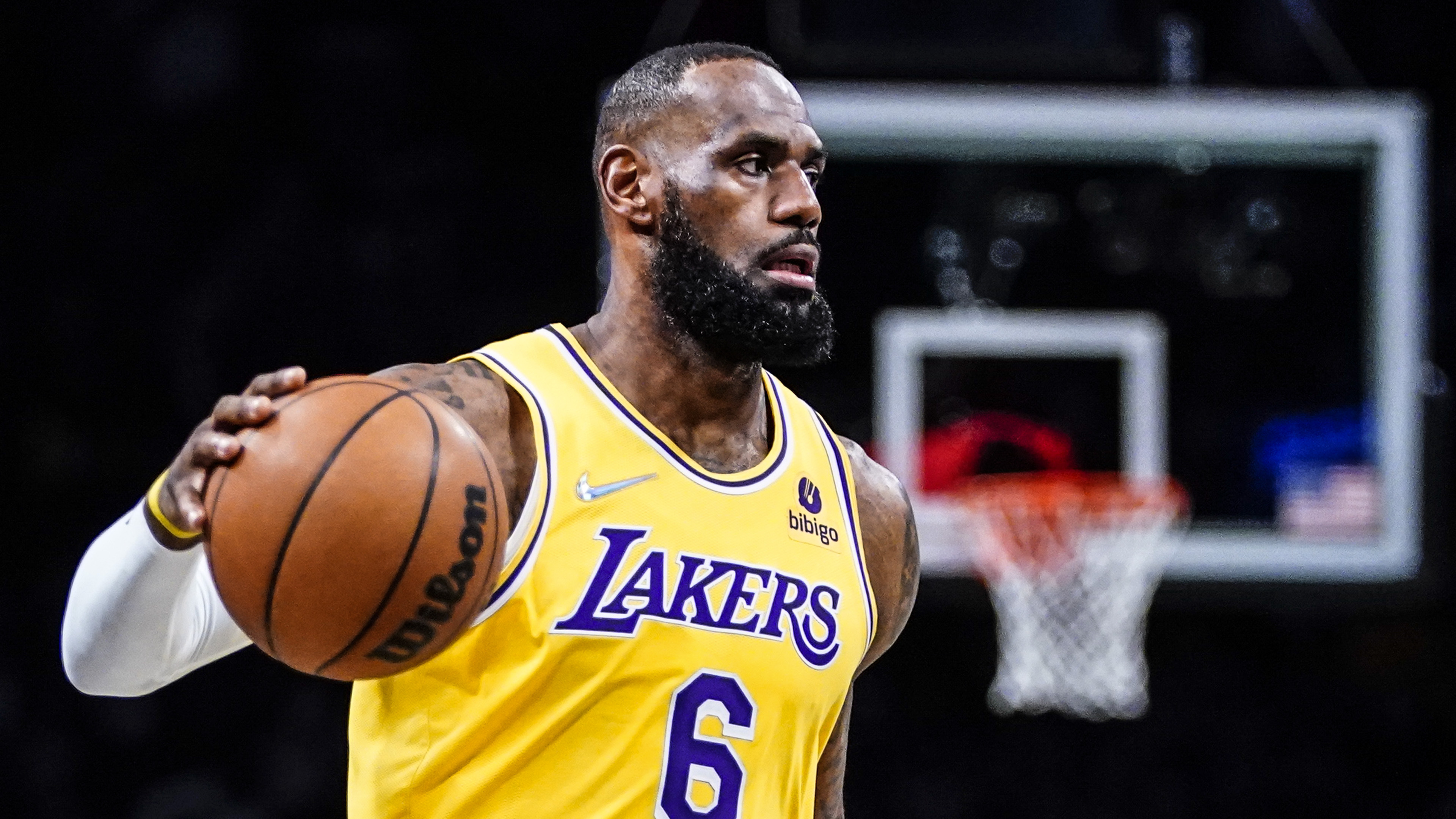 Lakers' LeBron James Out vs. Spurs with Knee Injury, Has 'Significant' Soreness