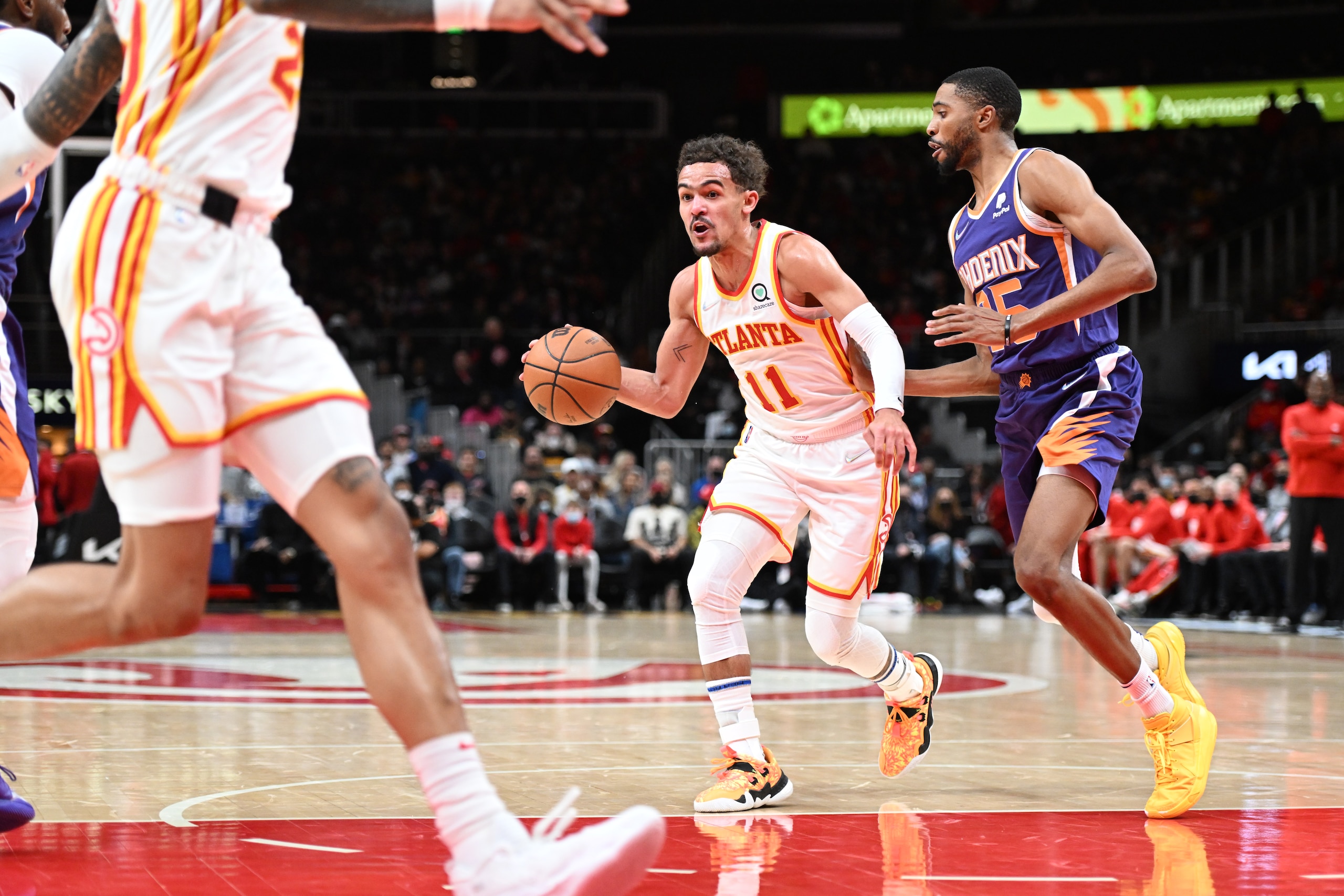 ATLANTA, GA - FEBRUARY 3: Trae Young #11 of the Atlanta Hawks passes the ball to John Collins #20 of the Atlanta Hawks during the game against the Phoenix Suns on February 3, 2022 at State Farm Arena in Atlanta, Georgia.  NOTE TO USER: User expressly acknowledges and agrees that, by downloading and/or using this Photograph, user is consenting to the terms and conditions of the Getty Images License Agreement. Mandatory Copyright Notice: Copyright 2022 NBAE (Photo by Adam Hagy/NBAE via Getty Images)
