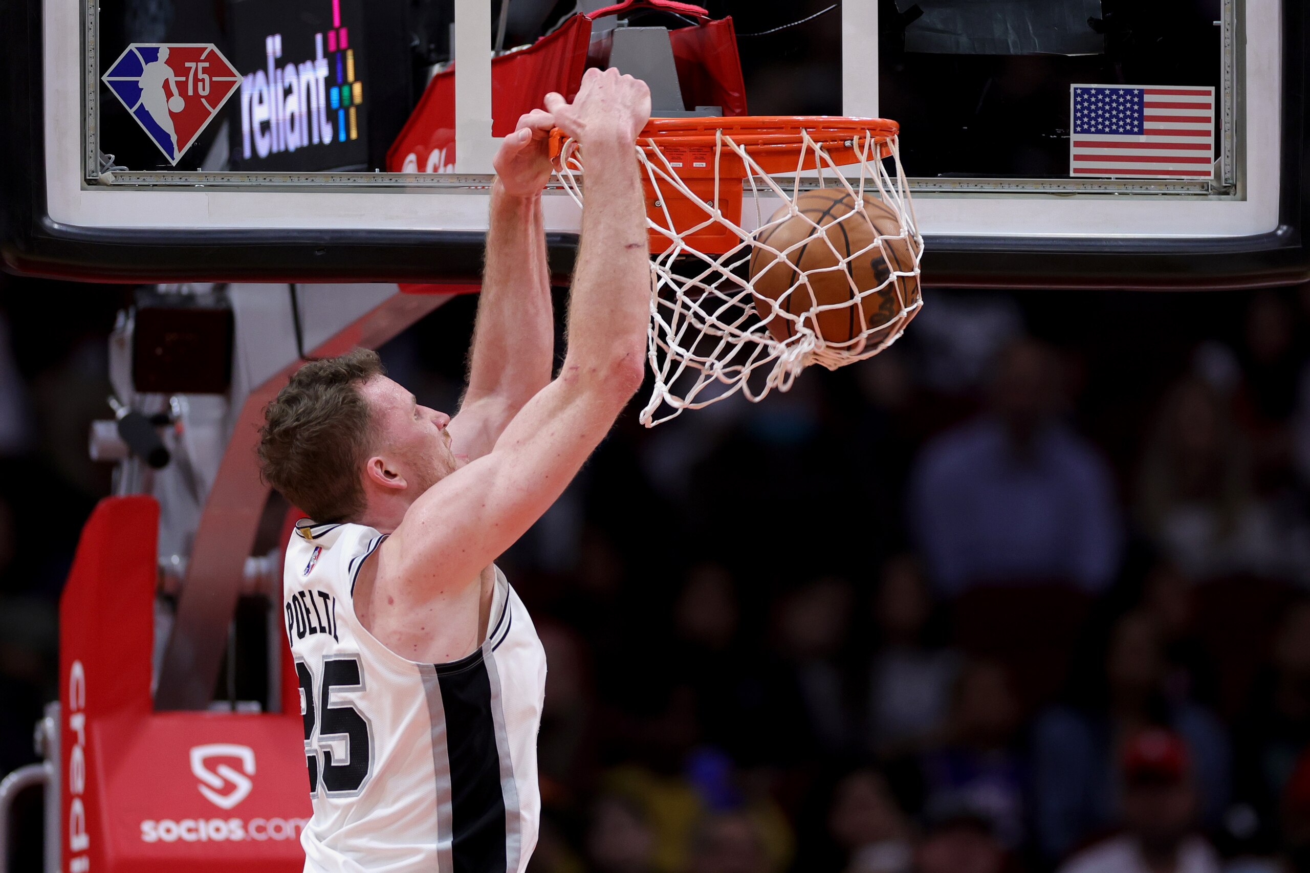 HOUSTON, TEXAS - JANUARY 25: Jakob Poeltl #25 of the San Antonio Spurs dunks the ball during the first half against the Houston Rockets at Toyota Center on January 25, 2022 in Houston, Texas. NOTE TO USER: User expressly acknowledges and agrees that, by downloading and or using this photograph, User is consenting to the terms and conditions of the Getty Images License Agreement. (Photo by Carmen Mandato/Getty Images)