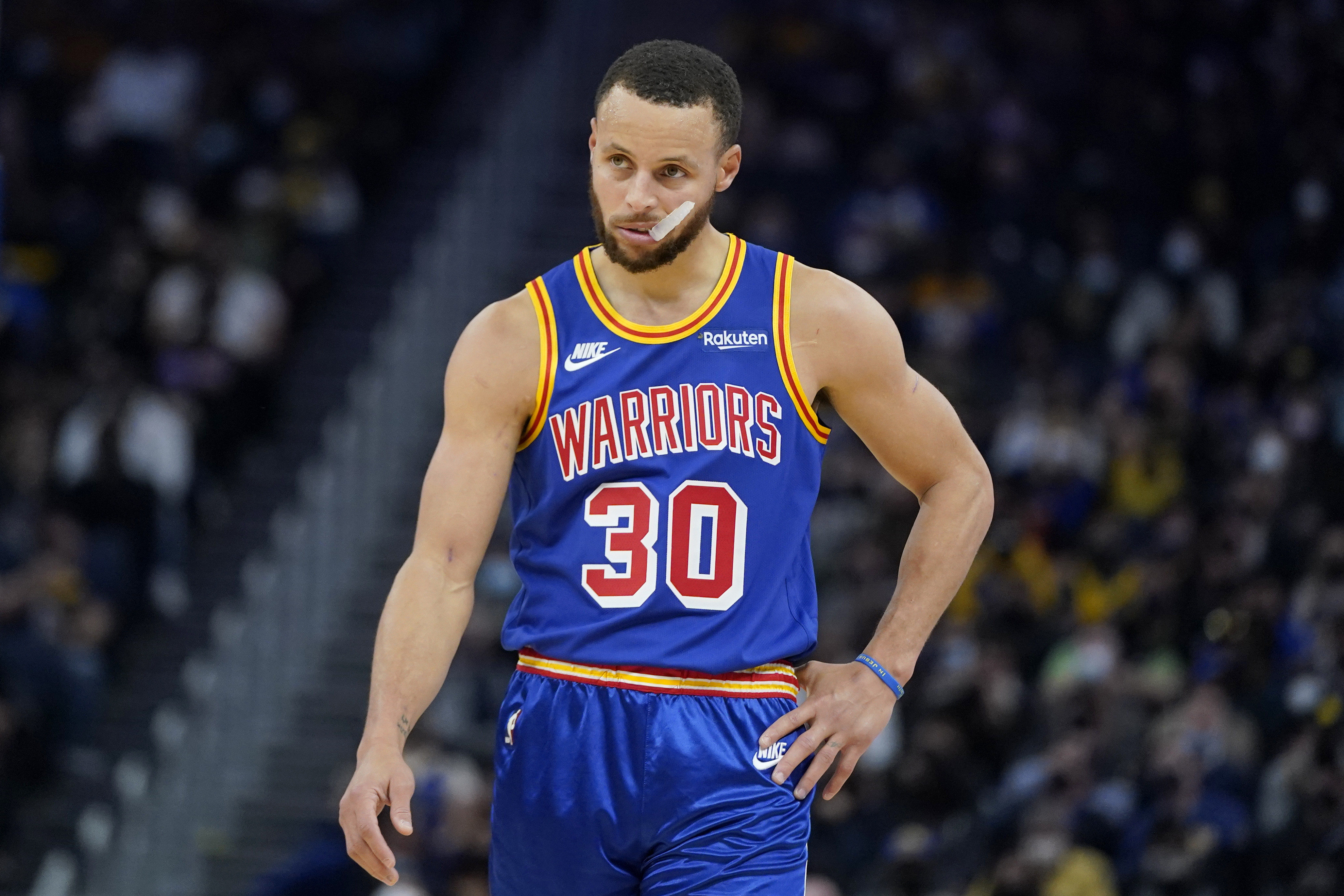 Curry injures left foot in Warriors blowout loss to Celtics