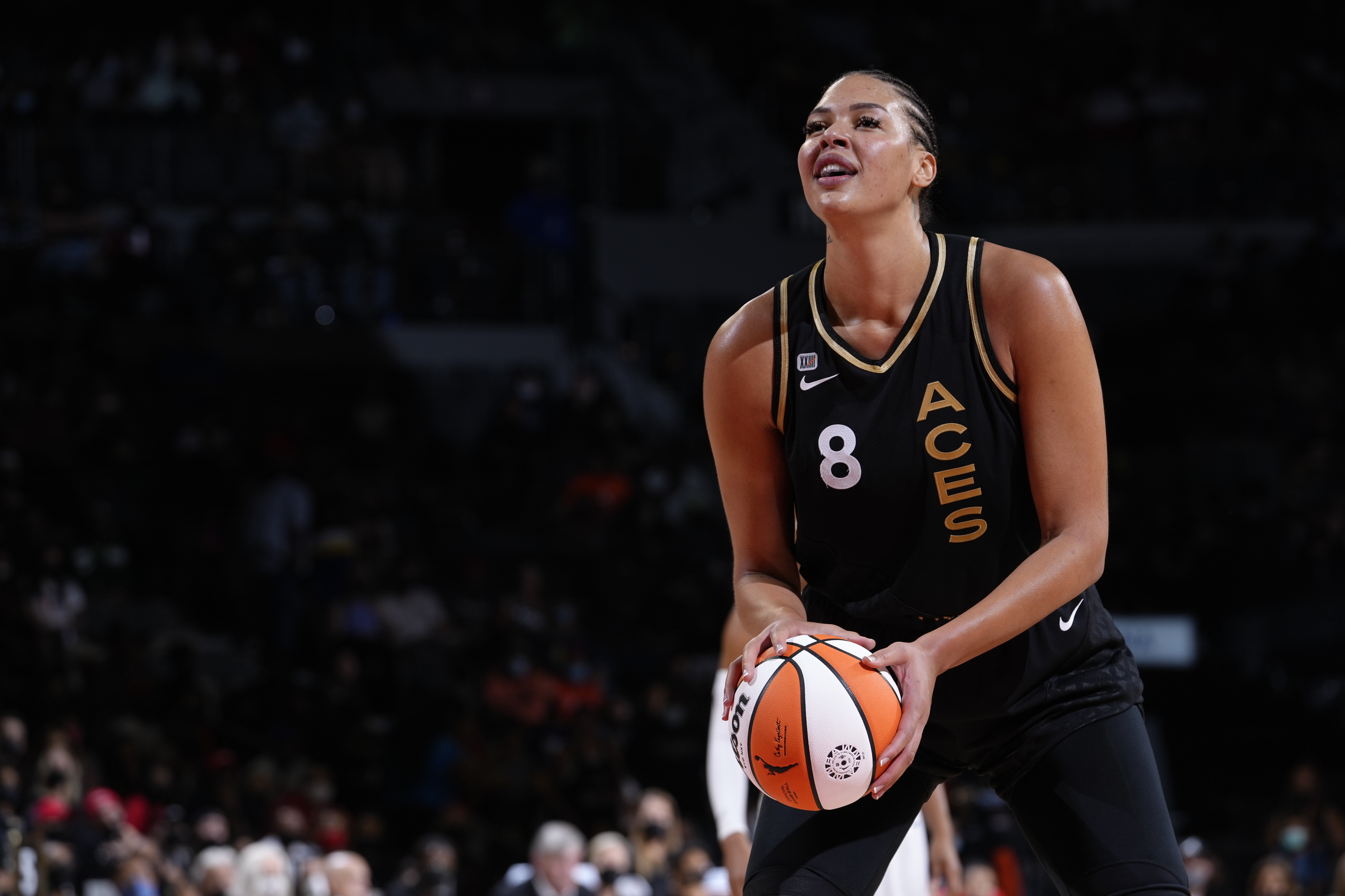 Report: WNBA All-Star Liz Cambage Verbally Agrees to Free-Agent Contract with Sparks