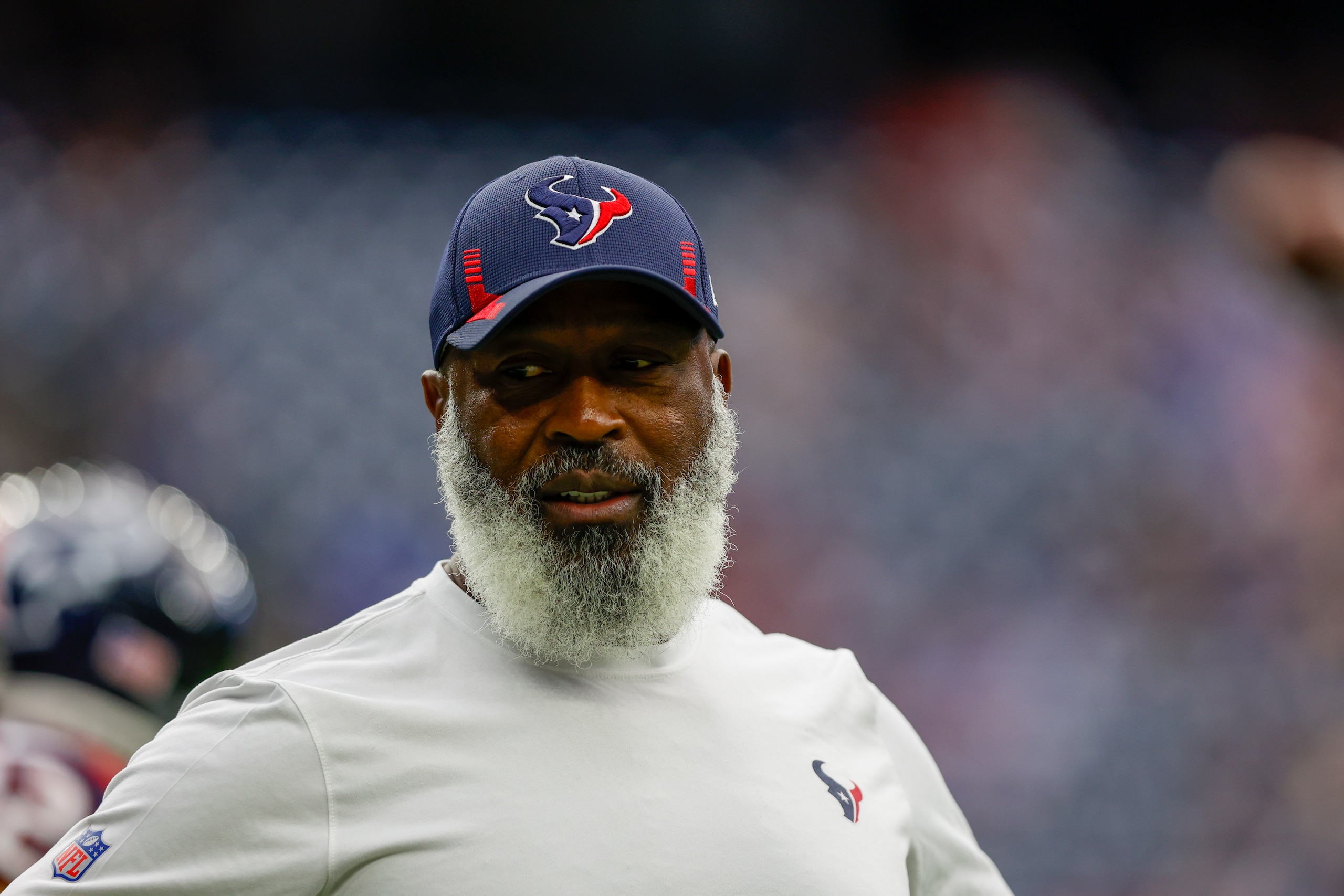 HOUSTON, TX - OCTOBER 31: Houston Texans ASSOCIATE HEAD COACH / DEFENSIVE COORDINATOR LOVIE SMITH before the game between the Los Angeles Rams and the Houston Texans at NRG Stadium on October 31, 2021 in Houston, Texas. (Photo by Jordon Kelly/Icon Sportswire via Getty Images)