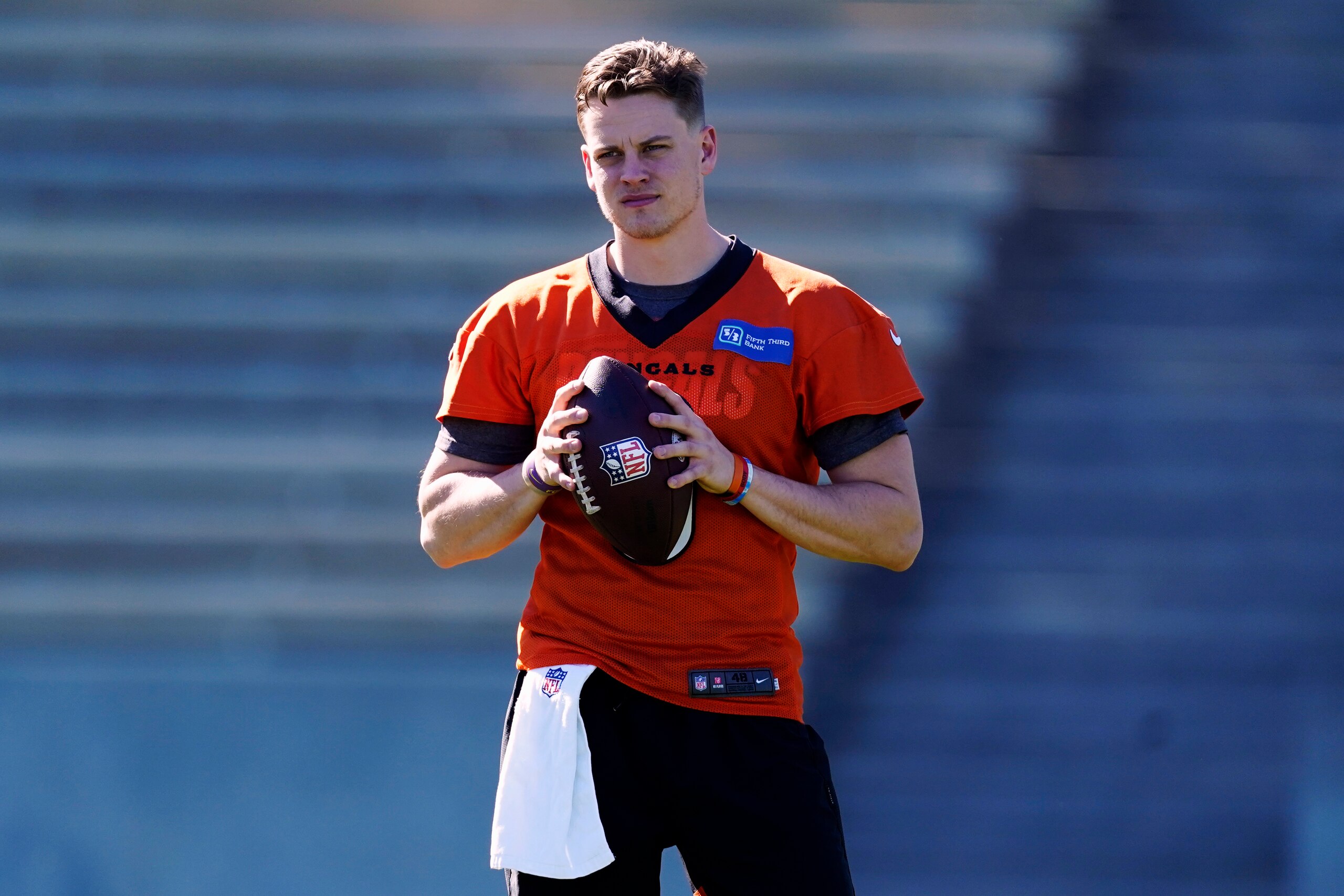 Cincinnati Bengals quarterback Joe Burrow warms up during NFL football practice Wednesday, Feb. 9, 2022, in Los Angeles. The Cincinnati Bengals play the Los Angeles Rams in the Super Bowl Feb. 13. (AP Photo/Marcio Jose Sanchez)