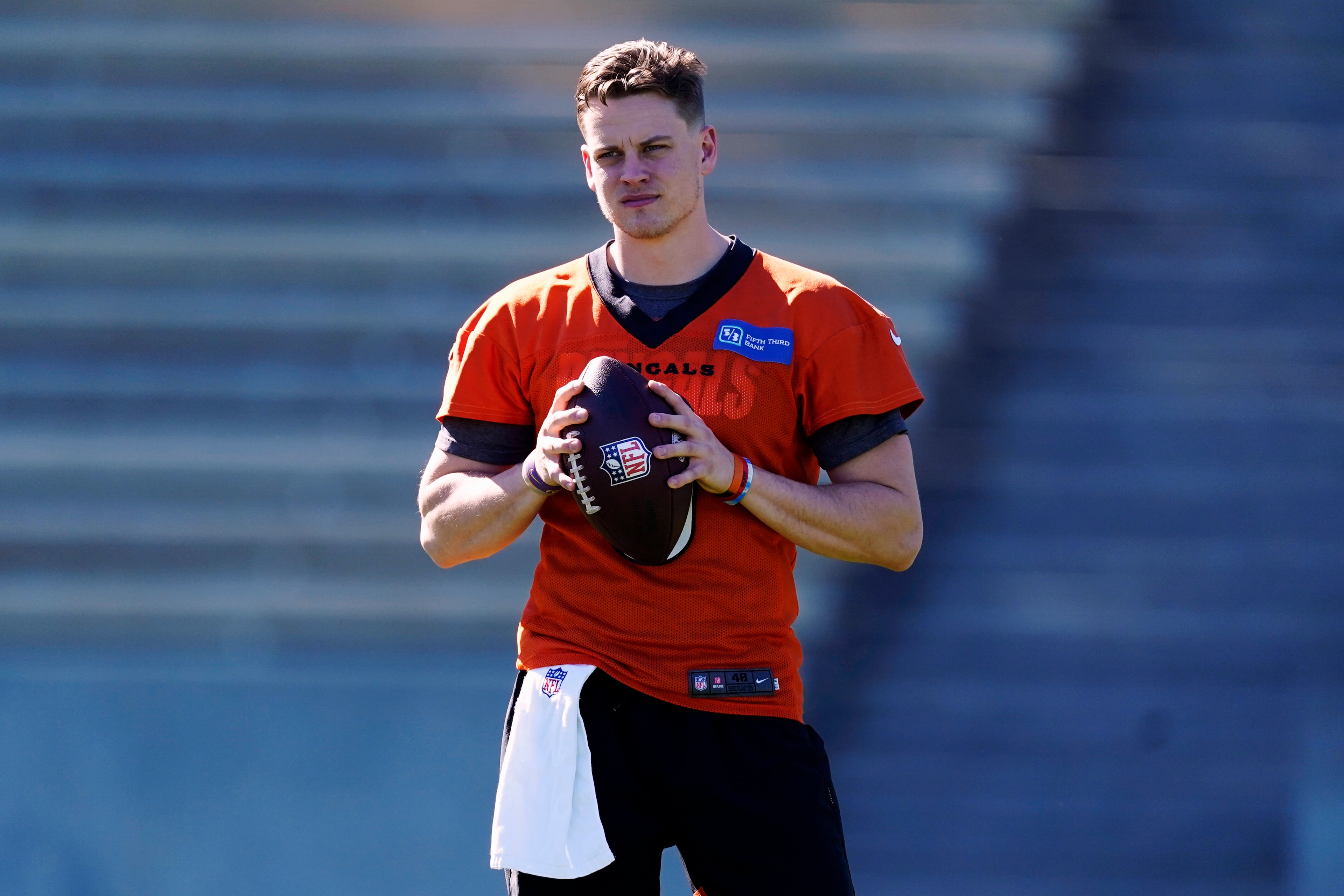 Cincinnati Bengals quarterback Joe Burrow warms up during NFL football practice Wednesday, Feb. 9, 2022, in Los Angeles. The Cincinnati Bengals play the Los Angeles Rams in the Super Bowl Feb. 13. (AP Photo/Marcio Jose Sanchez)