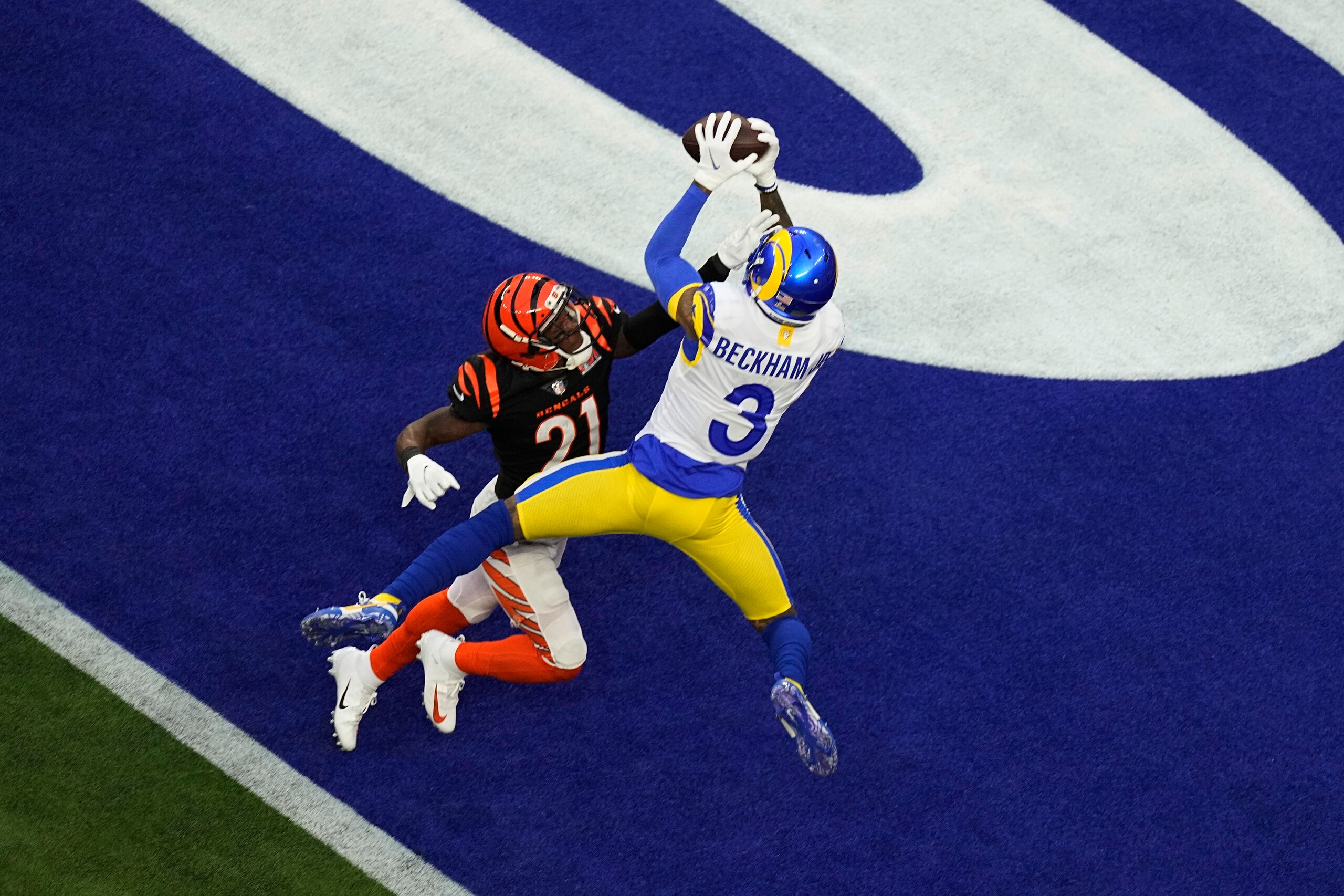 Los Angeles Rams wide receiver Odell Beckham Jr. (3) grabs a pass for a touchdown as Cincinnati Bengals cornerback Mike Hilton (21) defends during the first half of the NFL Super Bowl 56 football game Sunday, Feb. 13, 2022, in Inglewood, Calif. (AP Photo/Matt Rourke)