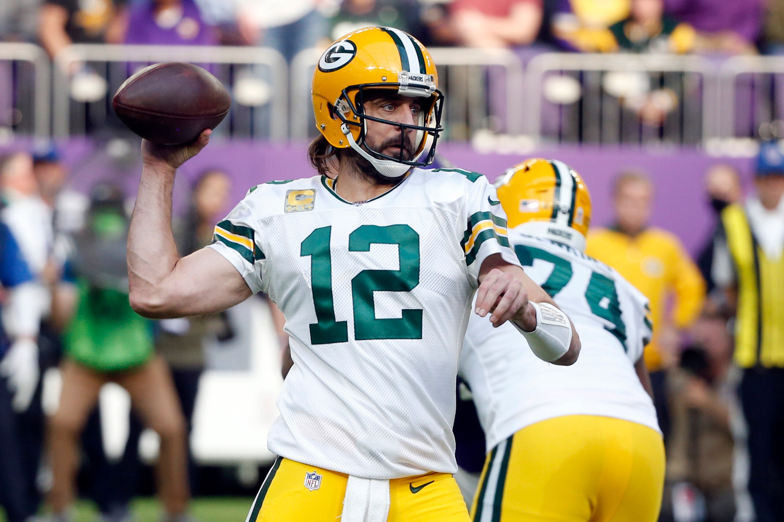 El quarterback de los Packers de Green Bay Aaron Rodgers (12) lanza un pase ante los Vikings de Minnesota, el 21 de noviembre de 2021. (AP Foto/Bruce Kluckhohn, archivo)