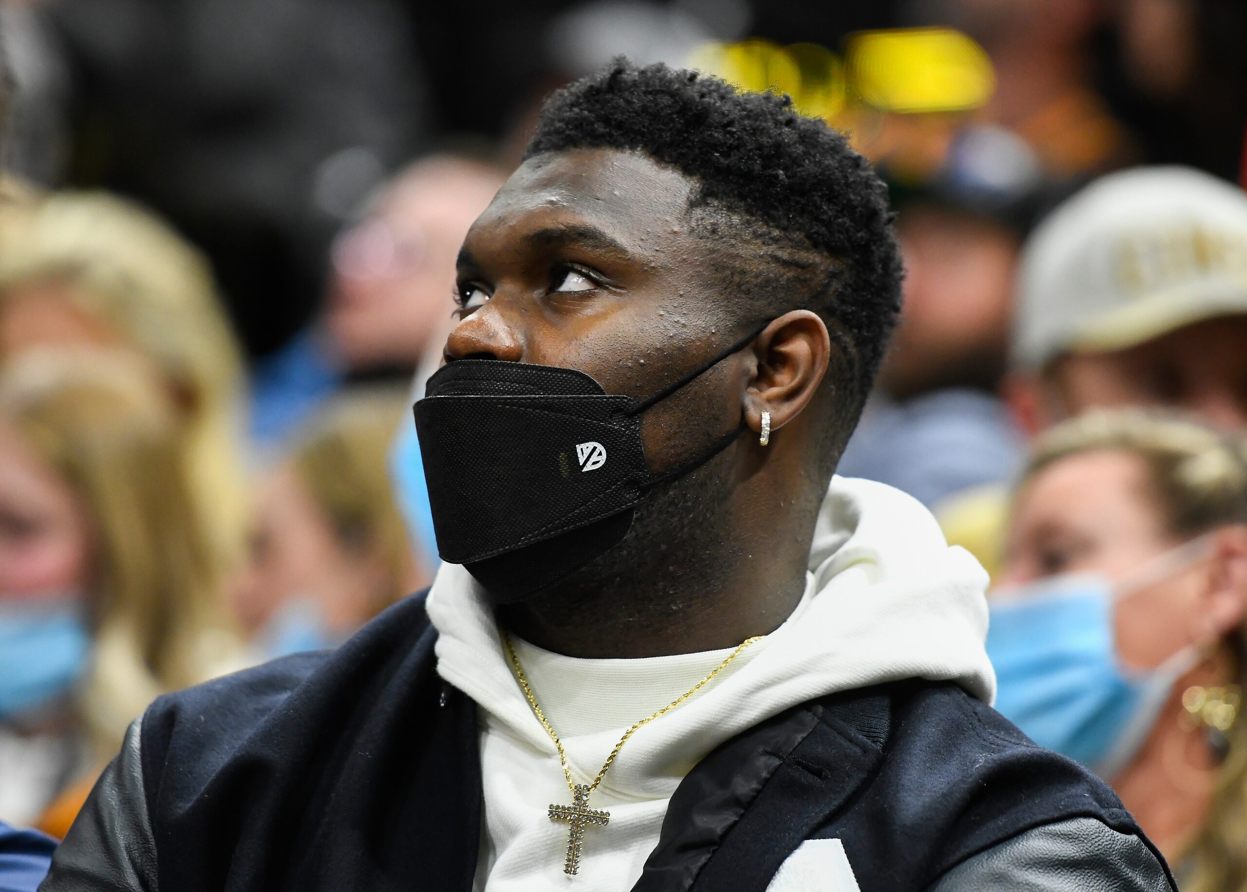 Zion Williamson, de los Pelicans de Nueva Orleáns, se sienta durante el partido ante el Jazz de Utah, el viernes 26 de noviembre de 2021 (AP Foto/Alex Goodlett)