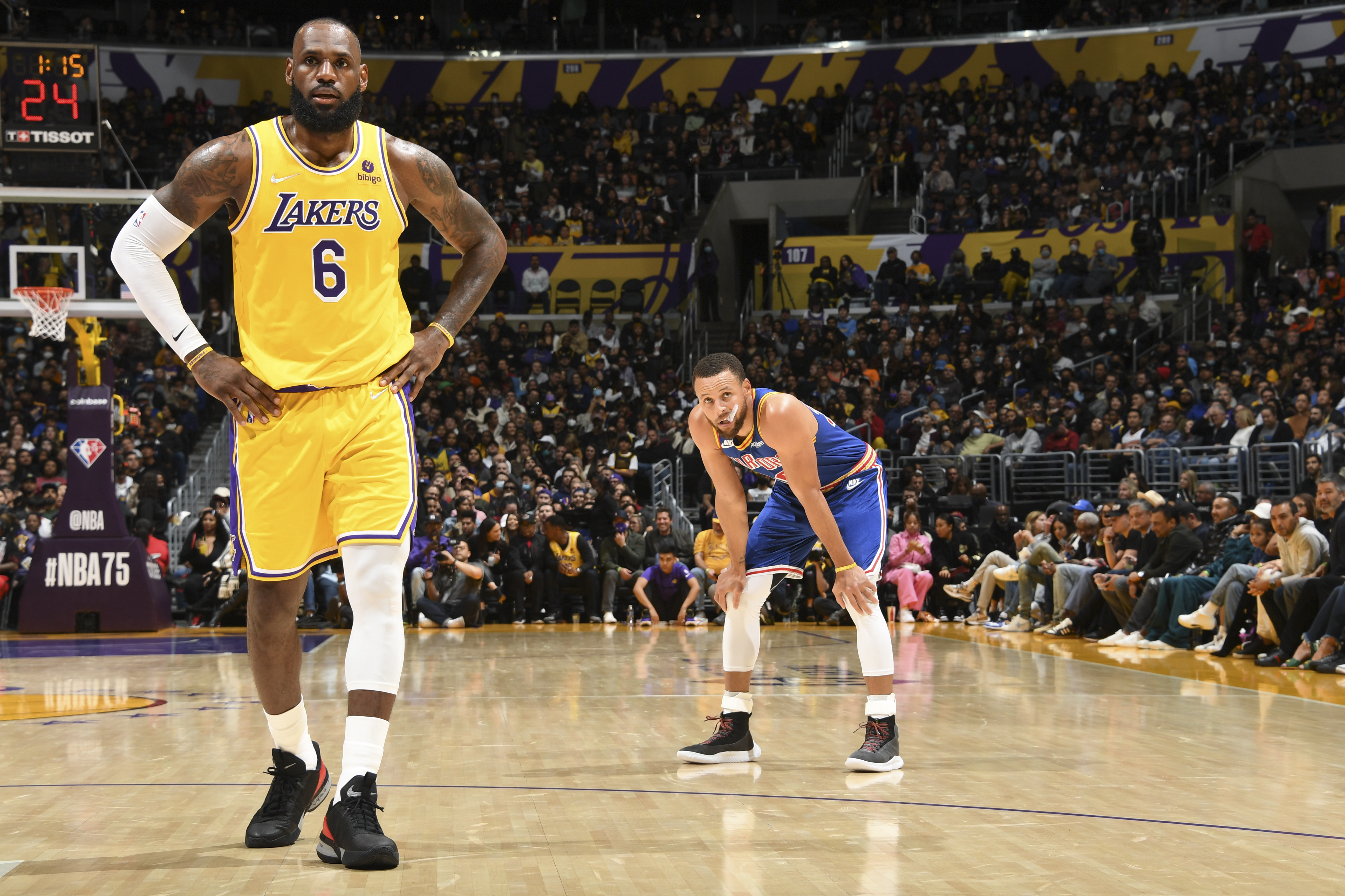 NBA: LeBron James scores 56 points as LA Lakers beat Golden State Warriors  - BBC Sport