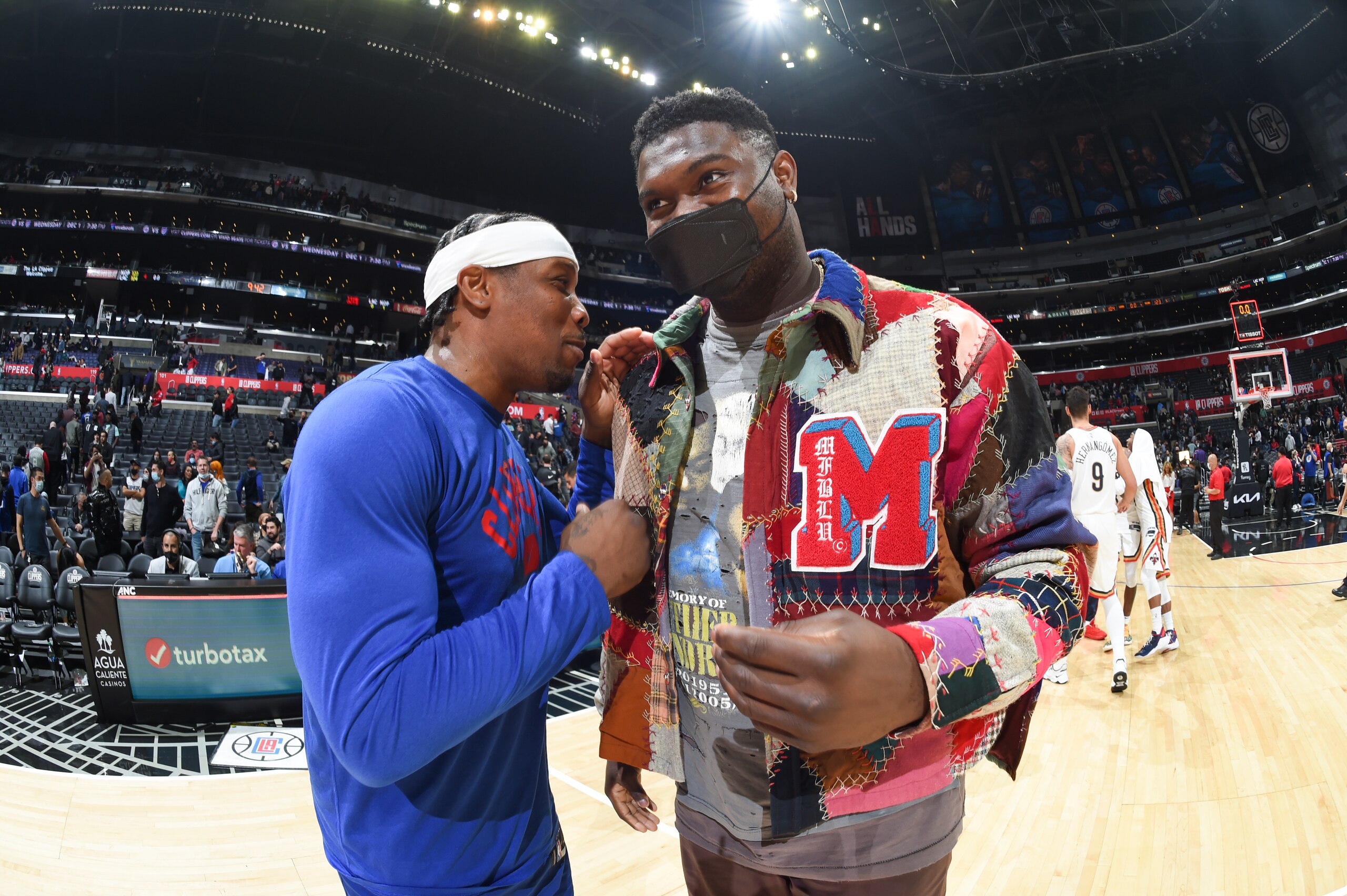LOS ANGELES, CA - NOVEMBER 29: Eric Bledsoe #12 of the LA Clippers talks to Zion Williamson #1 of the New Orleans Pelicans after the game on November 29, 2021 at STAPLES Center in Los Angeles, California. NOTE TO USER: User expressly acknowledges and agrees that, by downloading and/or using this Photograph, user is consenting to the terms and conditions of the Getty Images License Agreement. Mandatory Copyright Notice: Copyright 2021 NBAE (Photo by Andrew D. Bernstein/NBAE via Getty Images)
