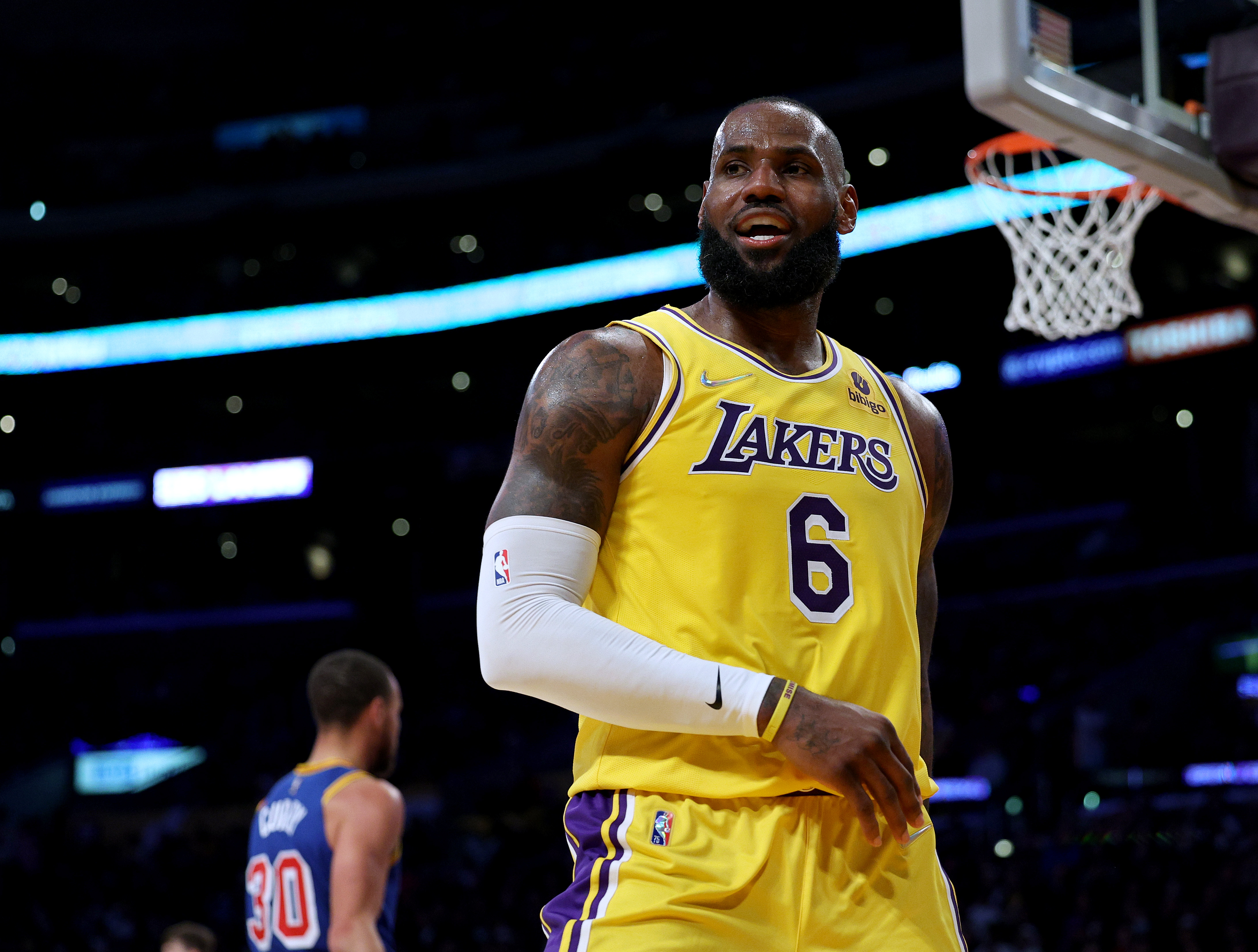 LeBron James Out for Lakers vs. 76ers Because of Knee Injury