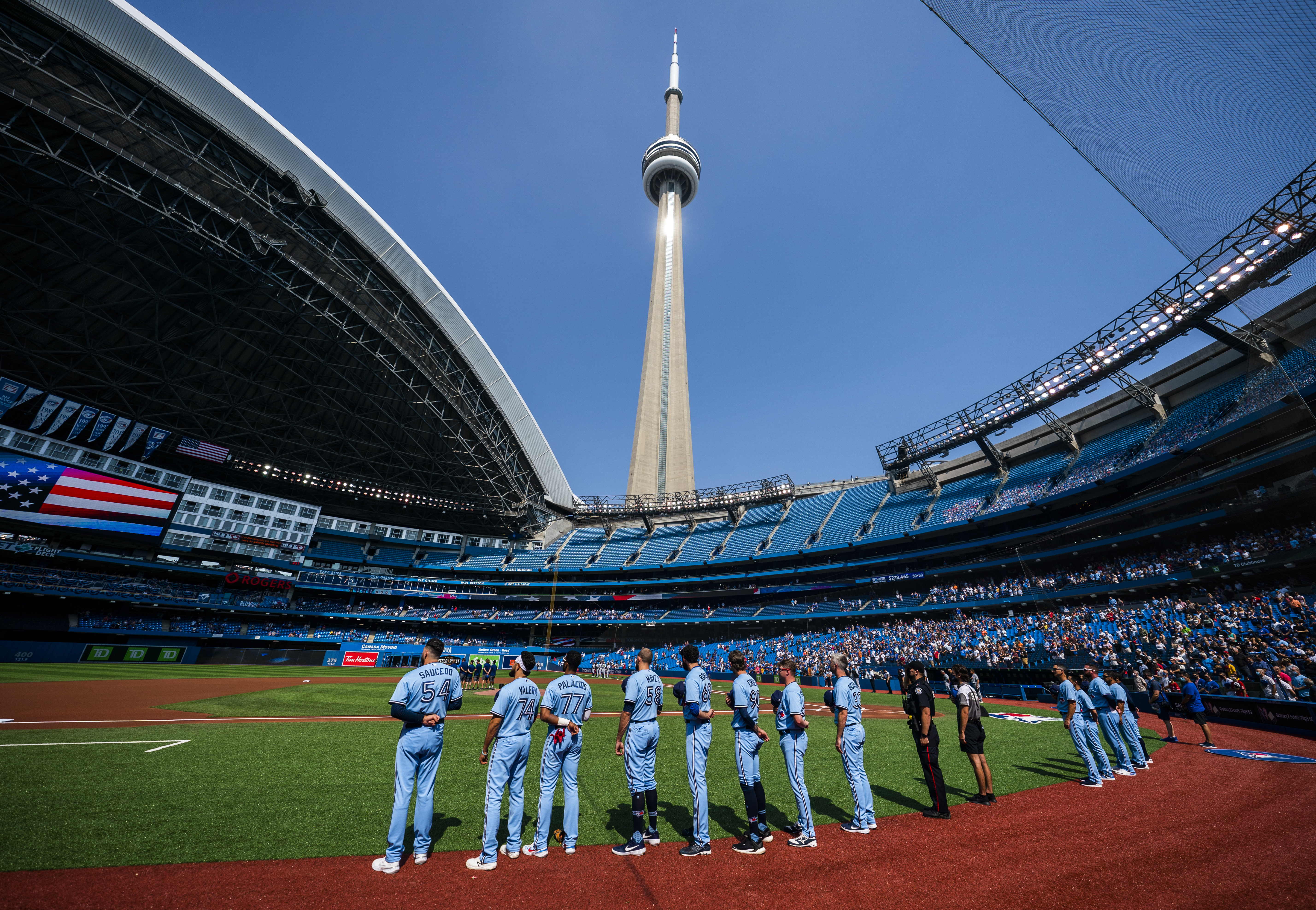 Heading to a Toronto Blue Jays game - CN Tower / Tour CN