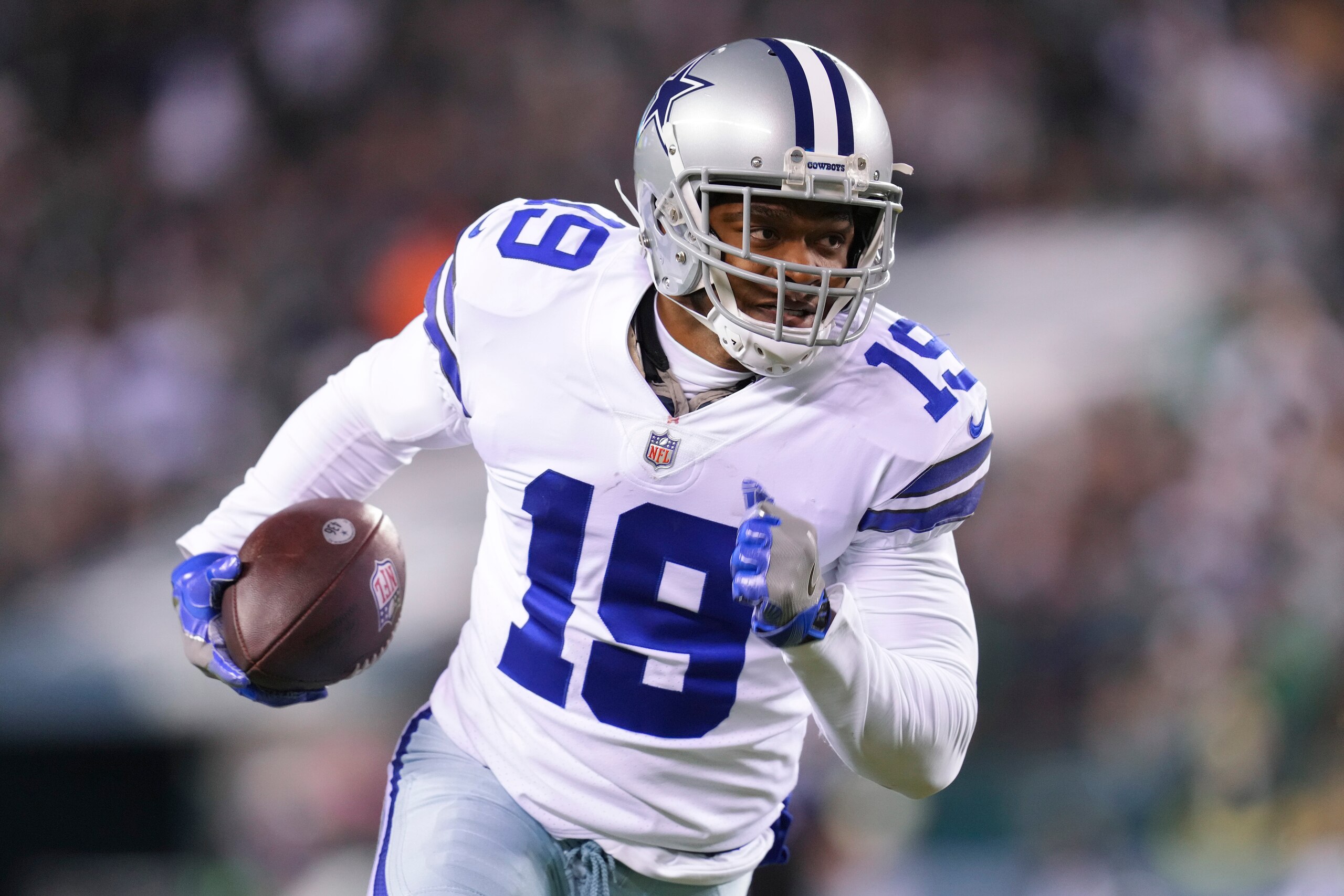 PHILADELPHIA, PA - JANUARY 08: Amari Cooper #19 of the Dallas Cowboys runs with the ball against the Philadelphia Eagles at Lincoln Financial Field on January 8, 2022 in Philadelphia, Pennsylvania. (Photo by Mitchell Leff/Getty Images)