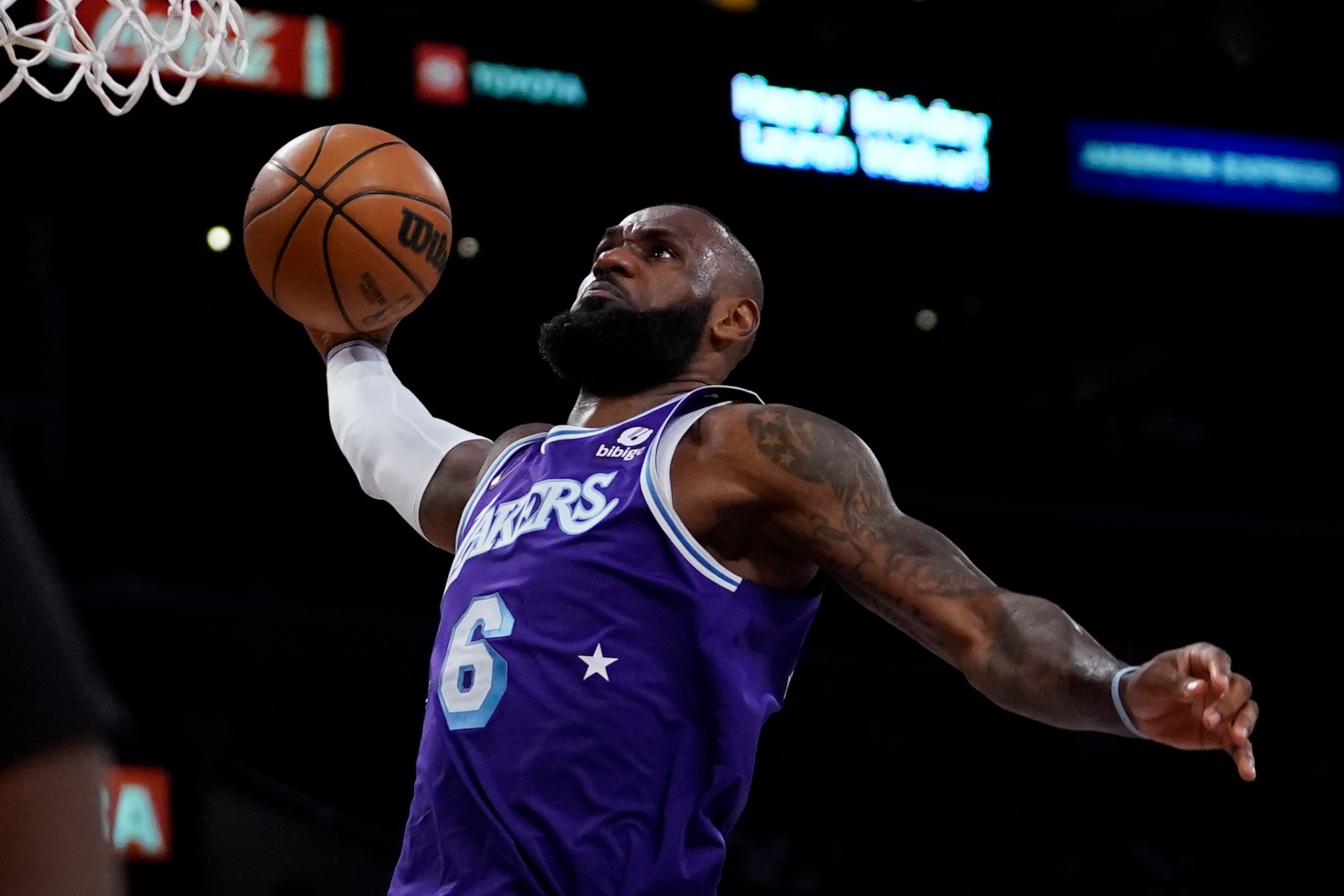 Los Angeles Lakers forward LeBron James (6) dunks during the first half of an NBA basketball game against the Washington Wizards in Los Angeles, Friday, March 11, 2022. (AP Photo/Ashley Landis)
