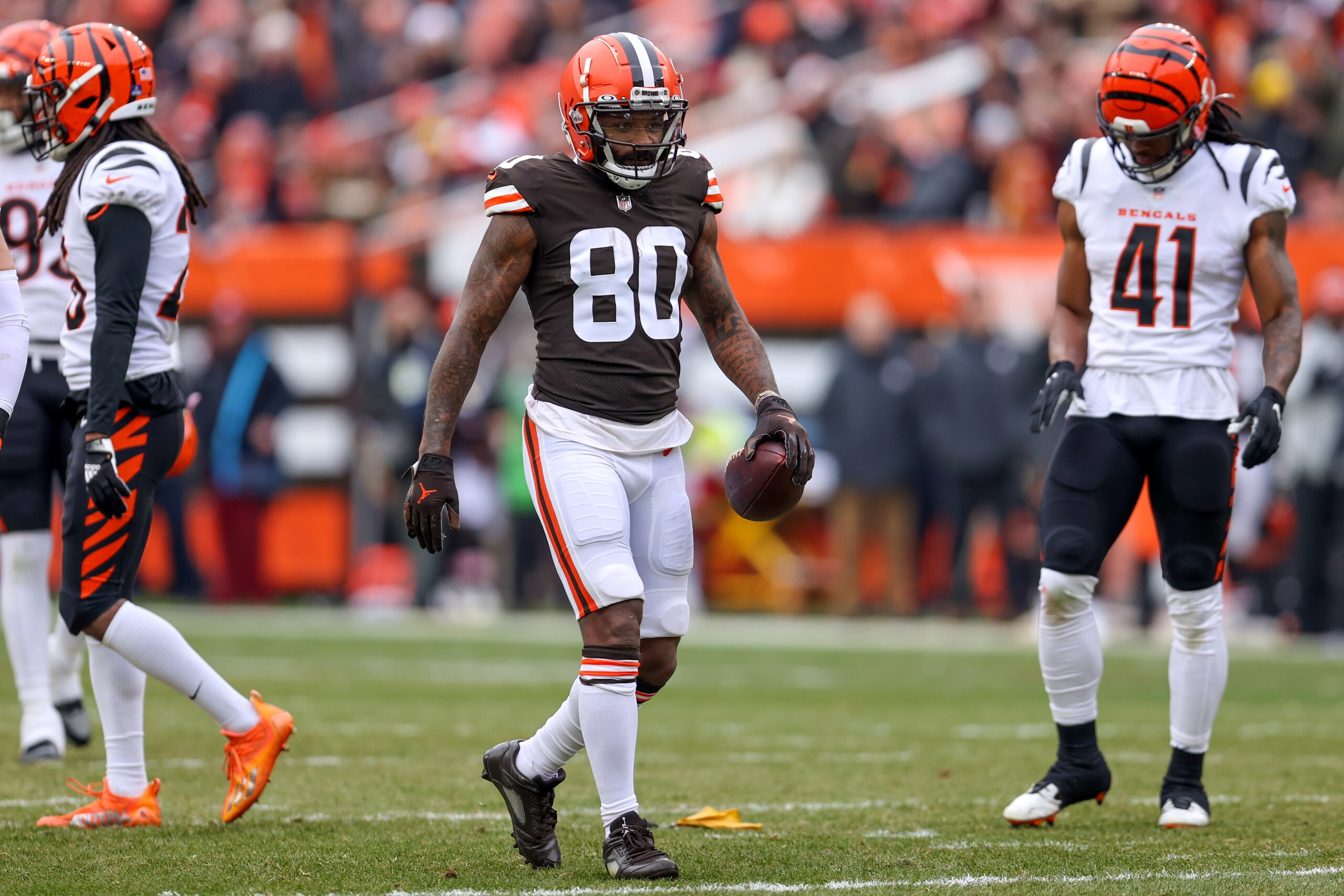 CLEVELAND, OH - JANUARY 09: Cleveland Browns wide receiver Jarvis Landry (80) reacts after making a catch for a first down during the second quarter of the National Football League game between the Cincinnati Bengals and Cleveland Browns on January 9, 2022, at FirstEnergy Stadium in Cleveland, OH. (Photo by Frank Jansky/Icon Sportswire via Getty Images)