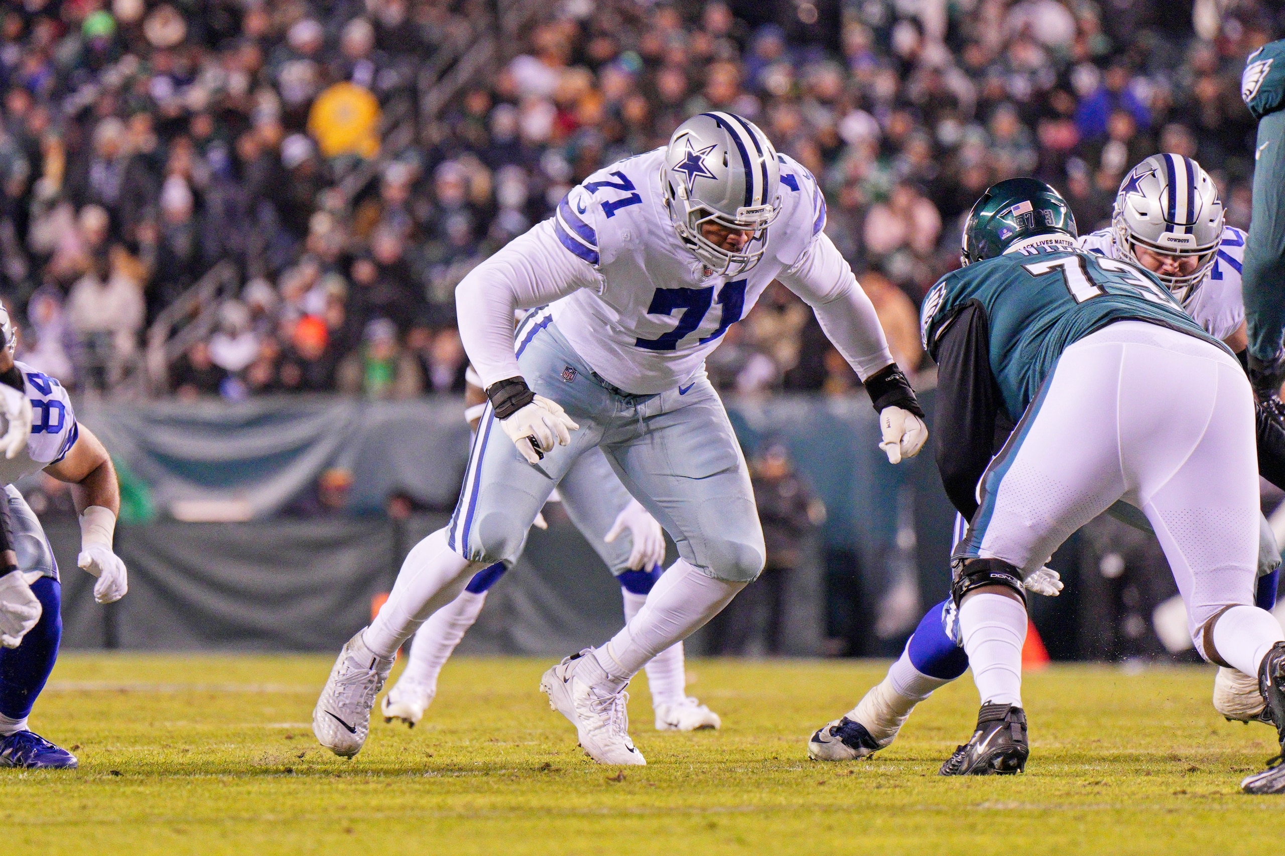 PHILADELPHIA, PA - JANUARY 09: Dallas Cowboys offensive tackle La'el Collins (71) sets up to block during the game between the Dallas Cowboys and the Philadelphia Eagles on January 8, 2022 at Lincoln Financial Field in Philadelphia, PA. (Photo by Andy Lewis/Icon Sportswire via Getty Images)