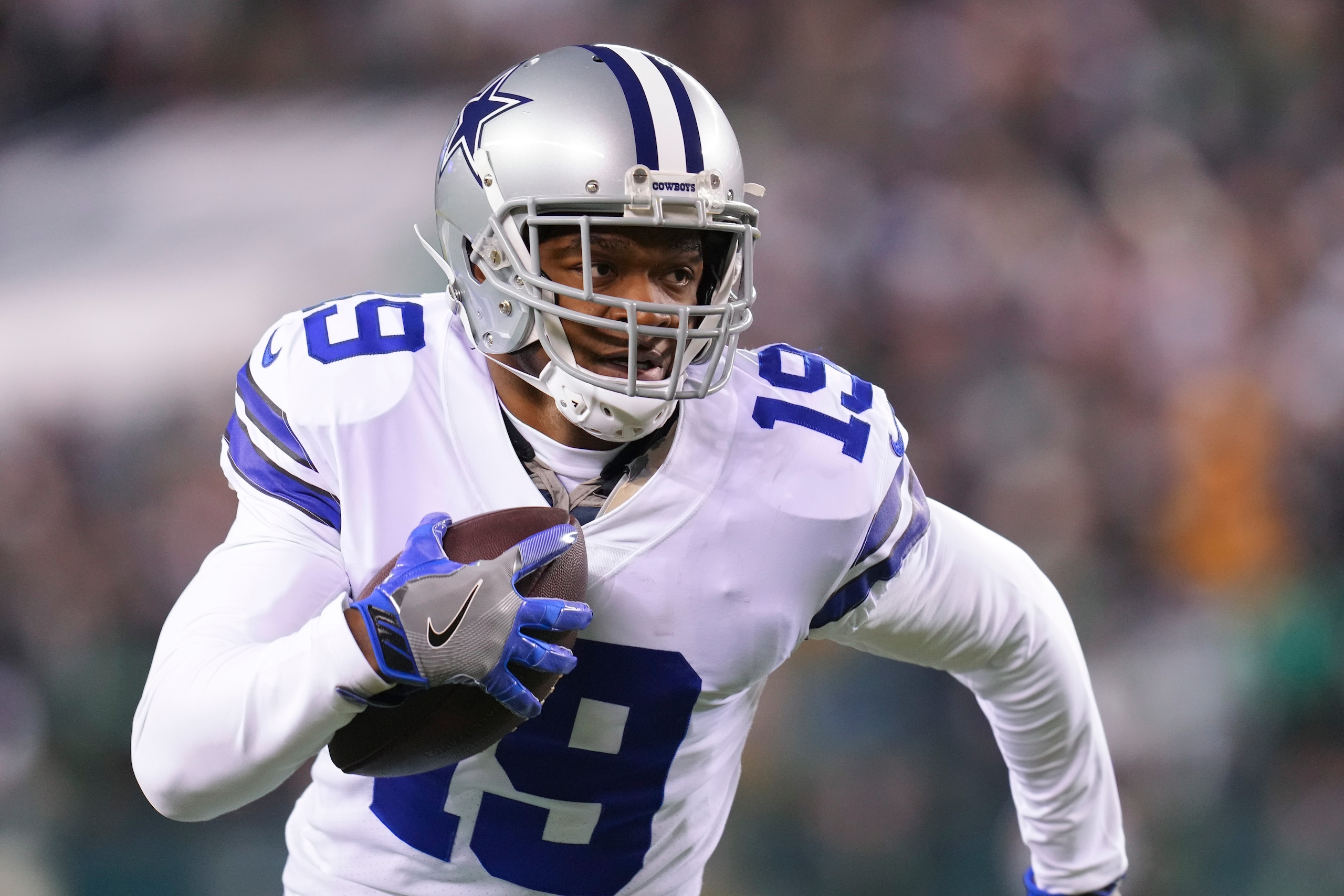 PHILADELPHIA, PA - JANUARY 08: Amari Cooper #19 of the Dallas Cowboys runs with the ball against the Philadelphia Eagles at Lincoln Financial Field on January 8, 2022 in Philadelphia, Pennsylvania. (Photo by Mitchell Leff/Getty Images)