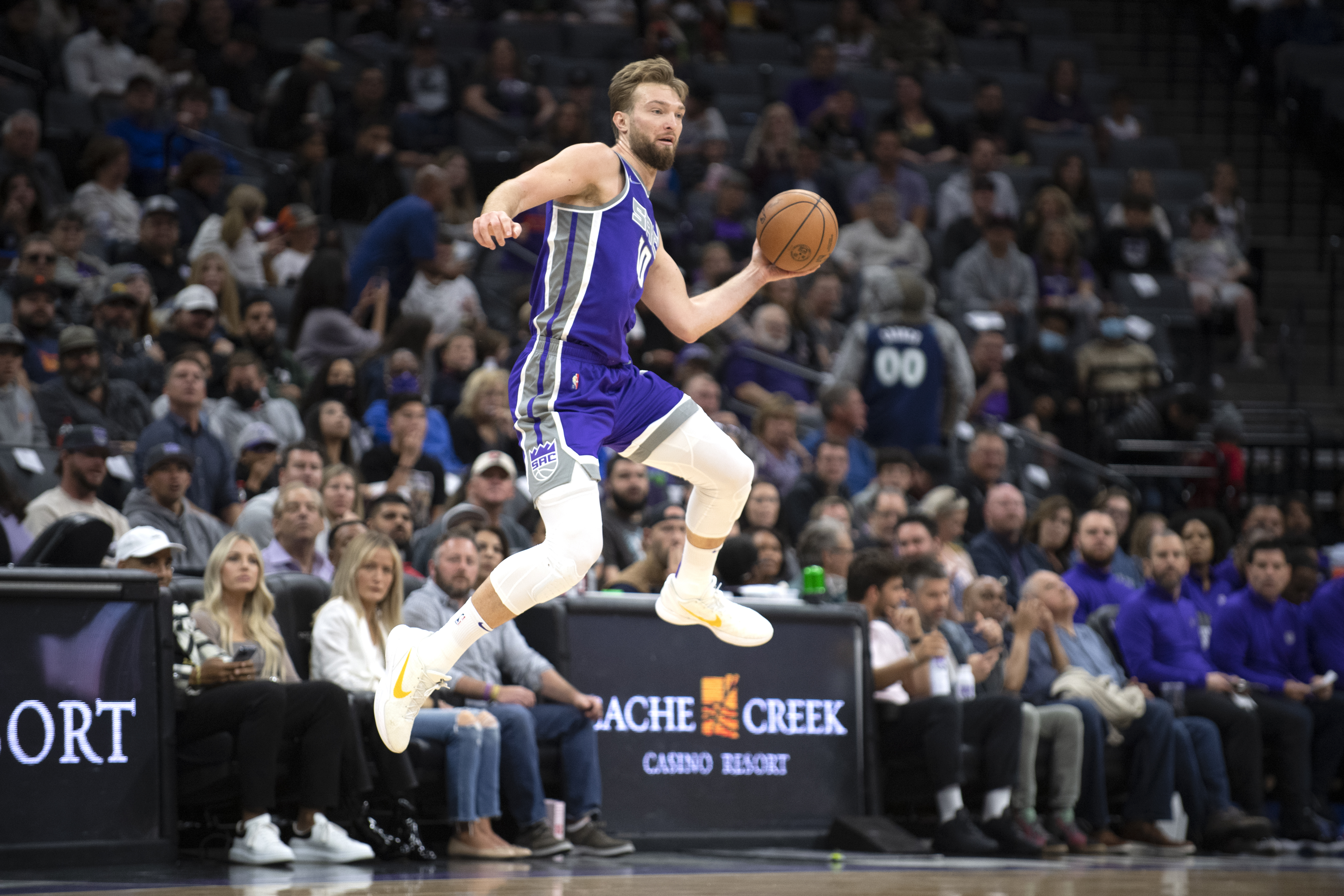Domantas Sabonis exits Raptors game in first quarter with knee contusion