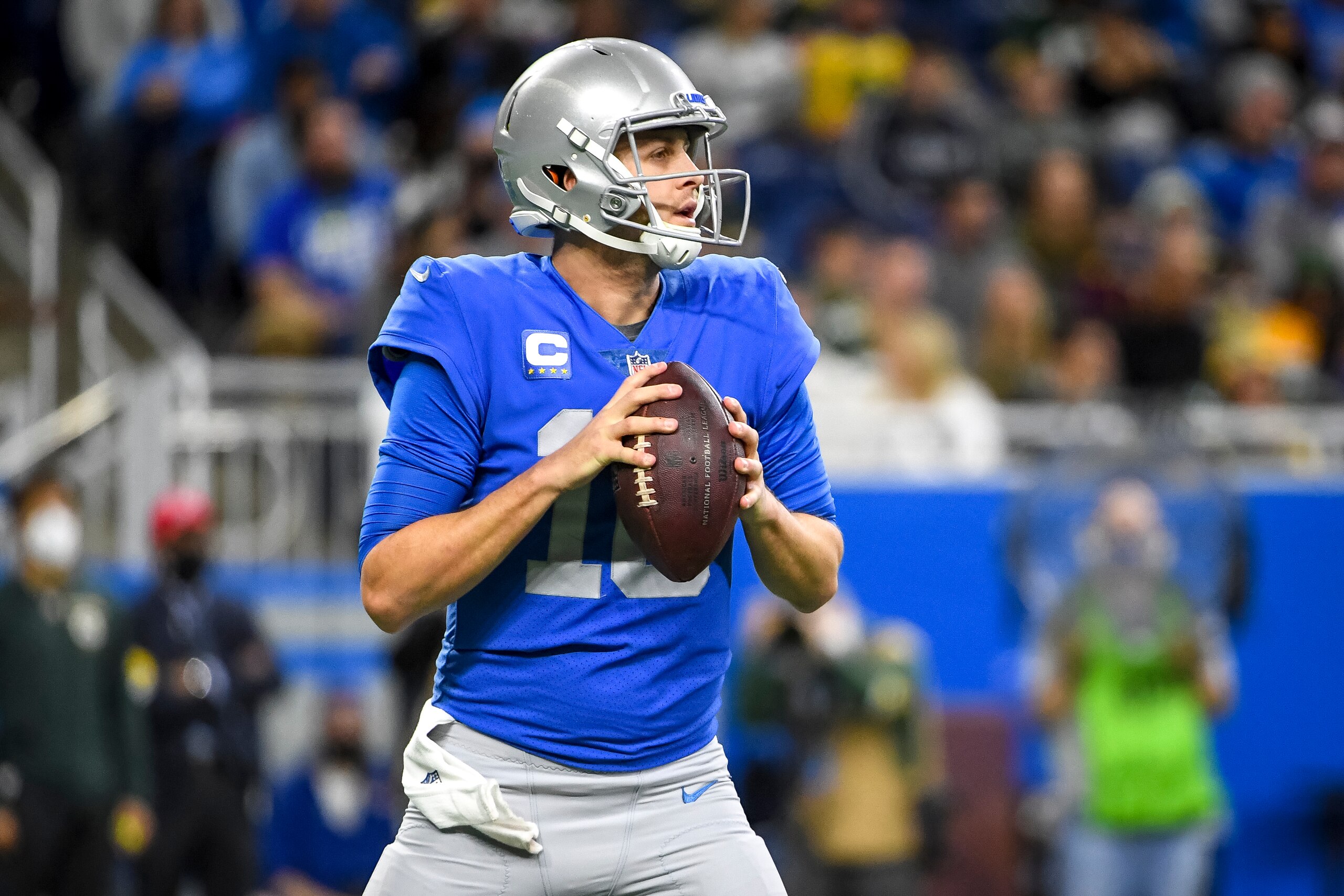 DETROIT, MICHIGAN - JANUARY 09: Jared Goff #16 of the Detroit Lions looks to pass against the Green Bay Packers at Ford Field on January 09, 2022 in Detroit, Michigan. (Photo by Nic Antaya/Getty Images)