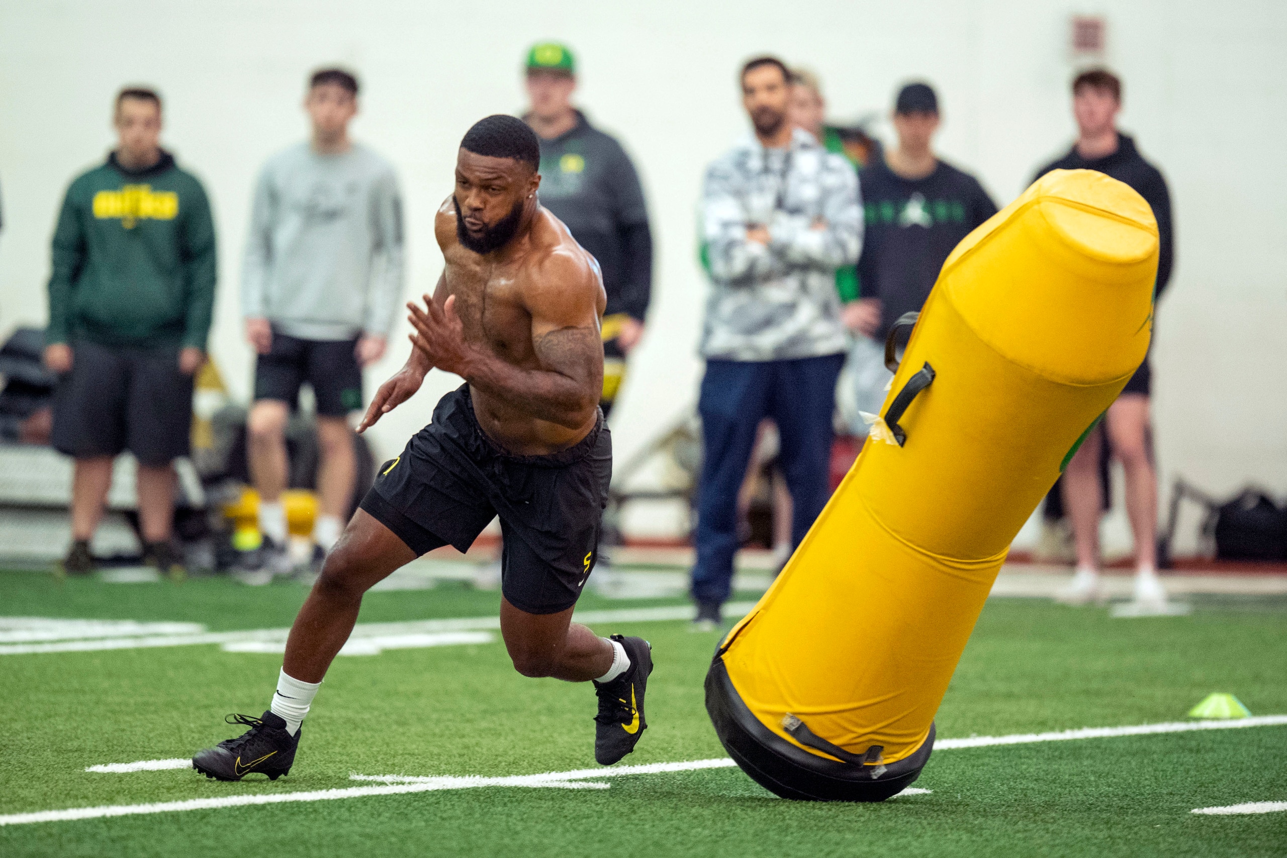 Oregon's Kayvon Thibodeaux runs a drill during the school's NFL football Pro Day, Friday, April 1, 2022, in Eugene, Ore. (AP Photo/Andy Nelson)