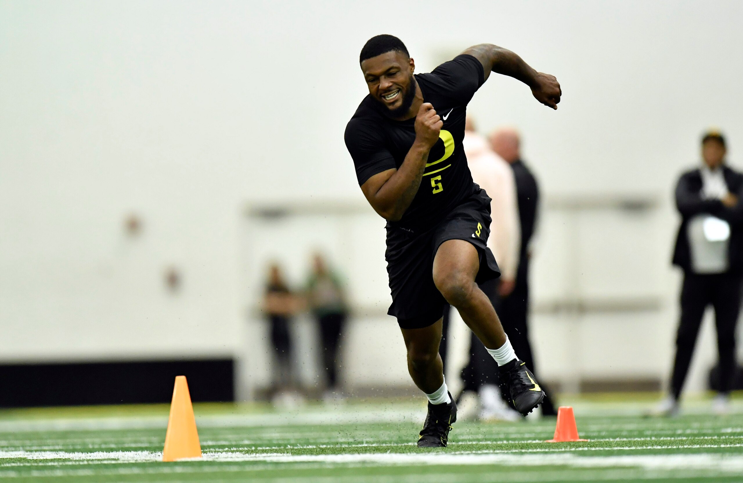 Oregon edge Kayvon Thibodeaux participates in a drill during Oregon's NFL Pro Day, Friday, April 1, 2022, in Eugene, Ore. (AP Photo/Andy Nelson)